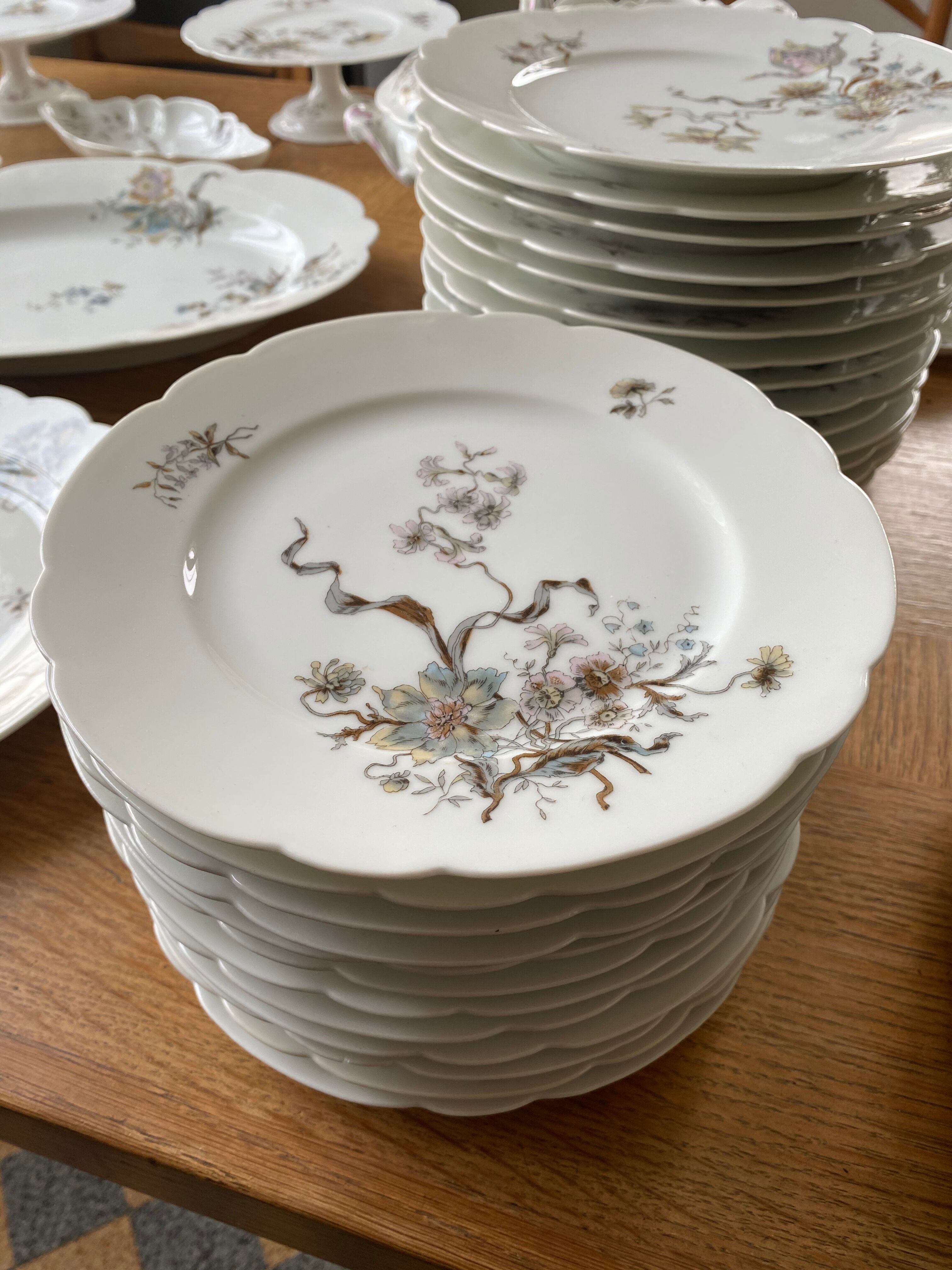 Porcelain crockery service