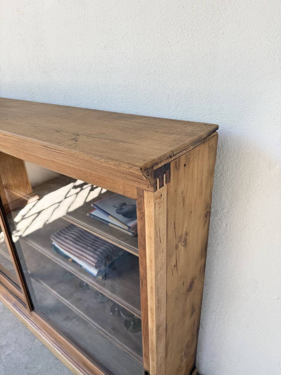 Enfilade vitrée en chêne, années 50