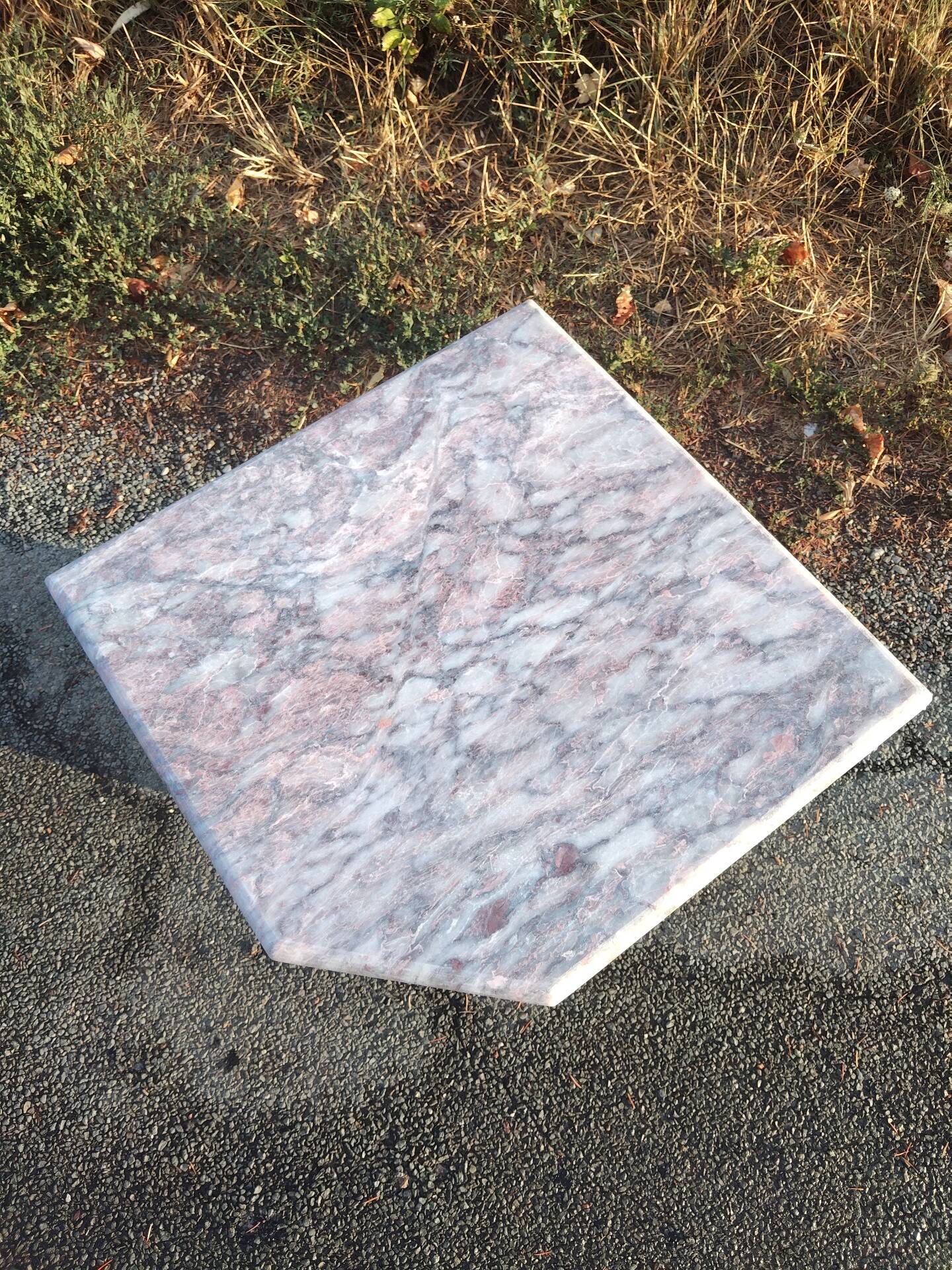 Sculptural coffee table in grey and pink marble – Vintage 1970s/1980s