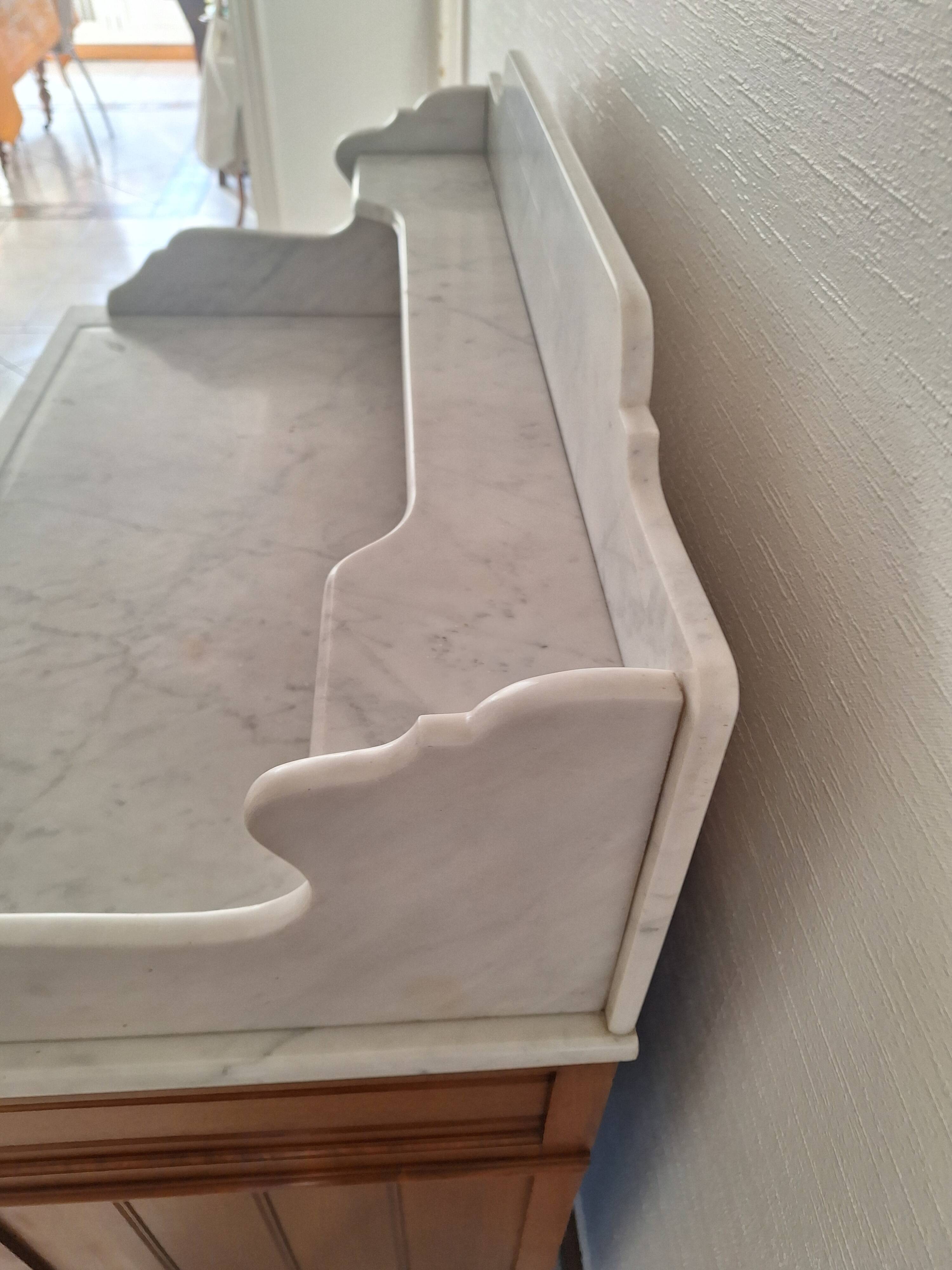 Ancien meuble de salle de bain avec marbre