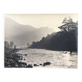 Tirage argentique N&B, Paysage de rivière avec personnages, années 60-70