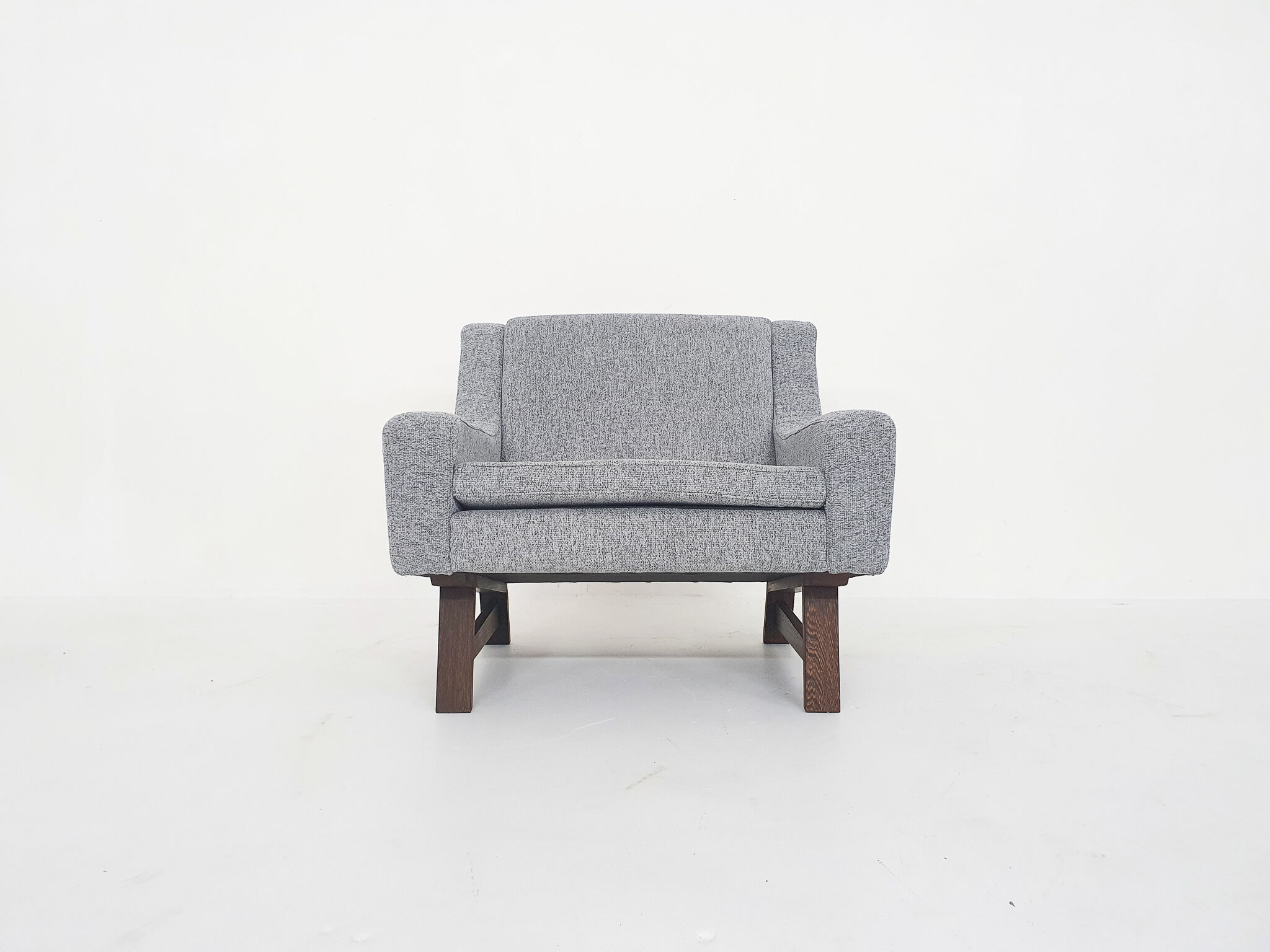 Set of two Dutch design lounge chairs with wenge feet