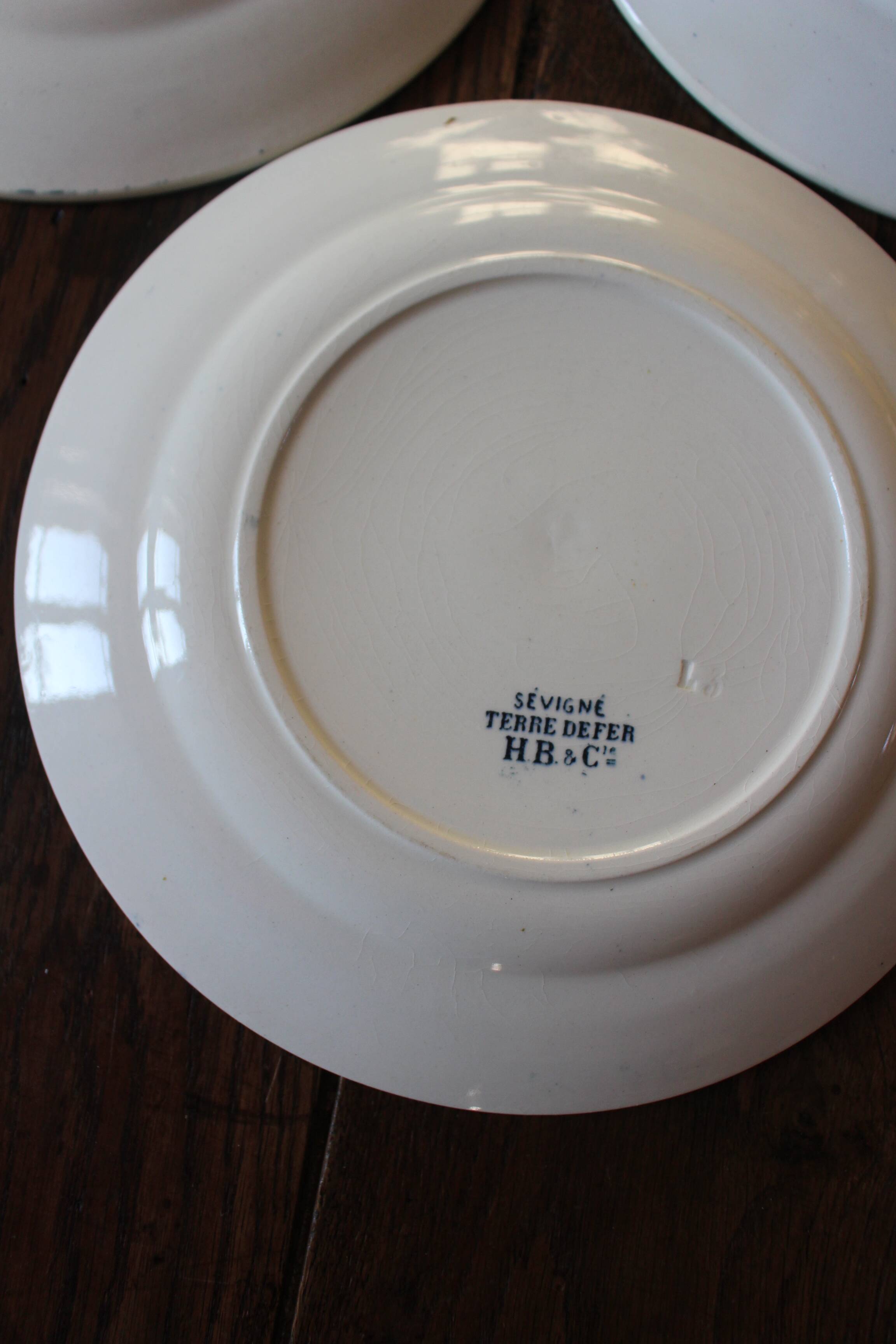 A set of 4 flat plates Terre de fer mismatched blue