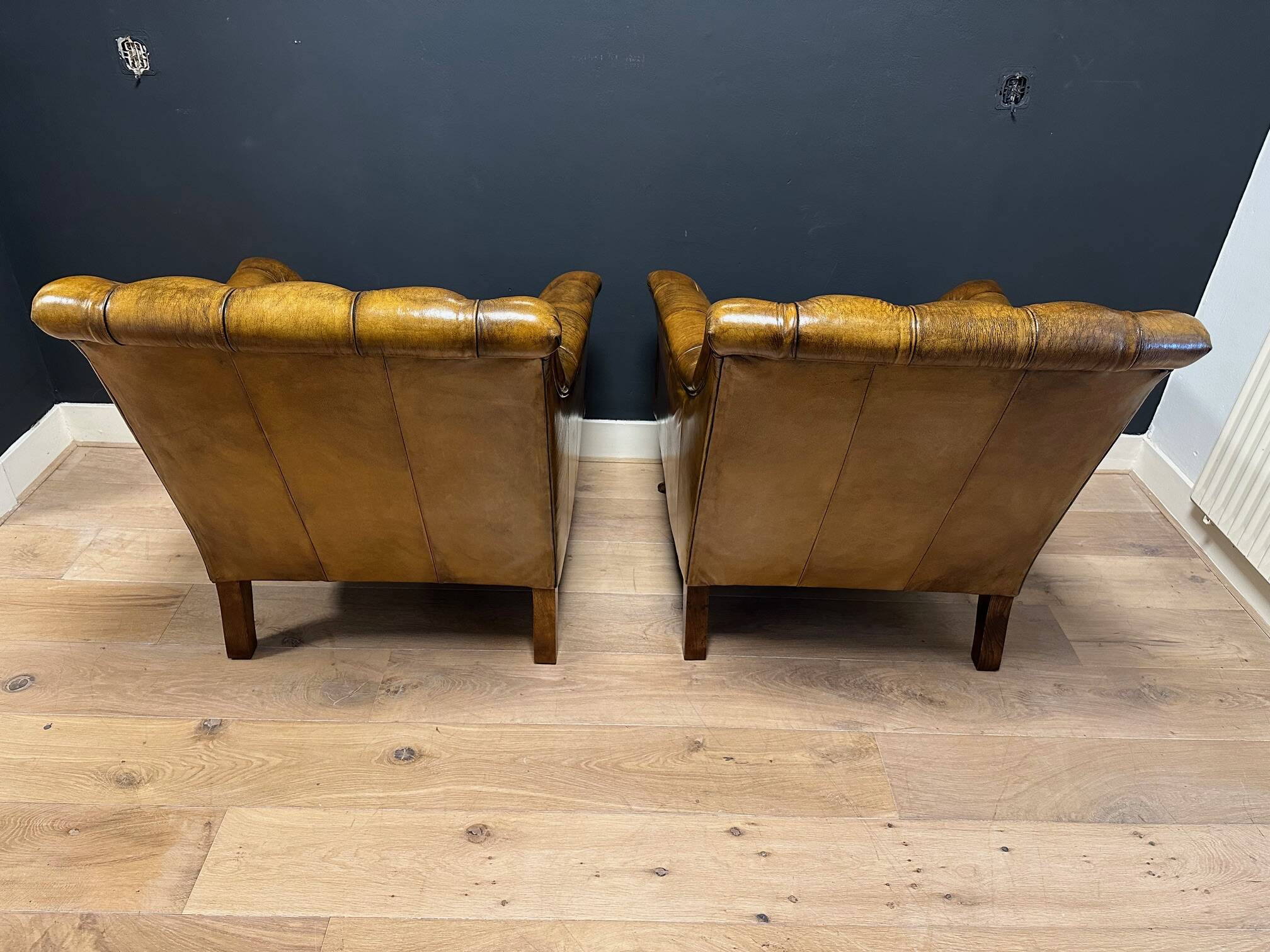 Set of 2 leather club chairs