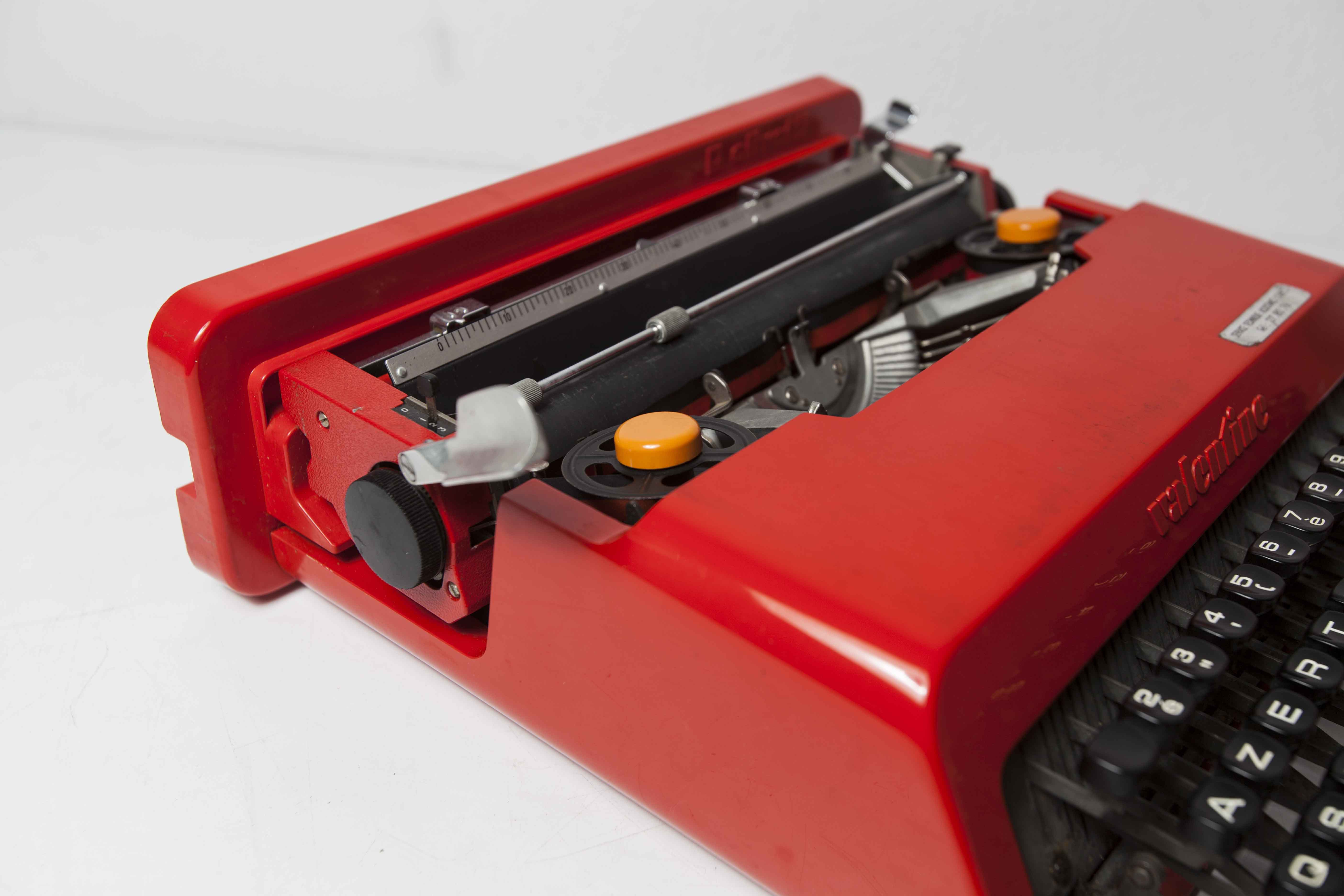 Typewriter Olivetti Valentine 1970