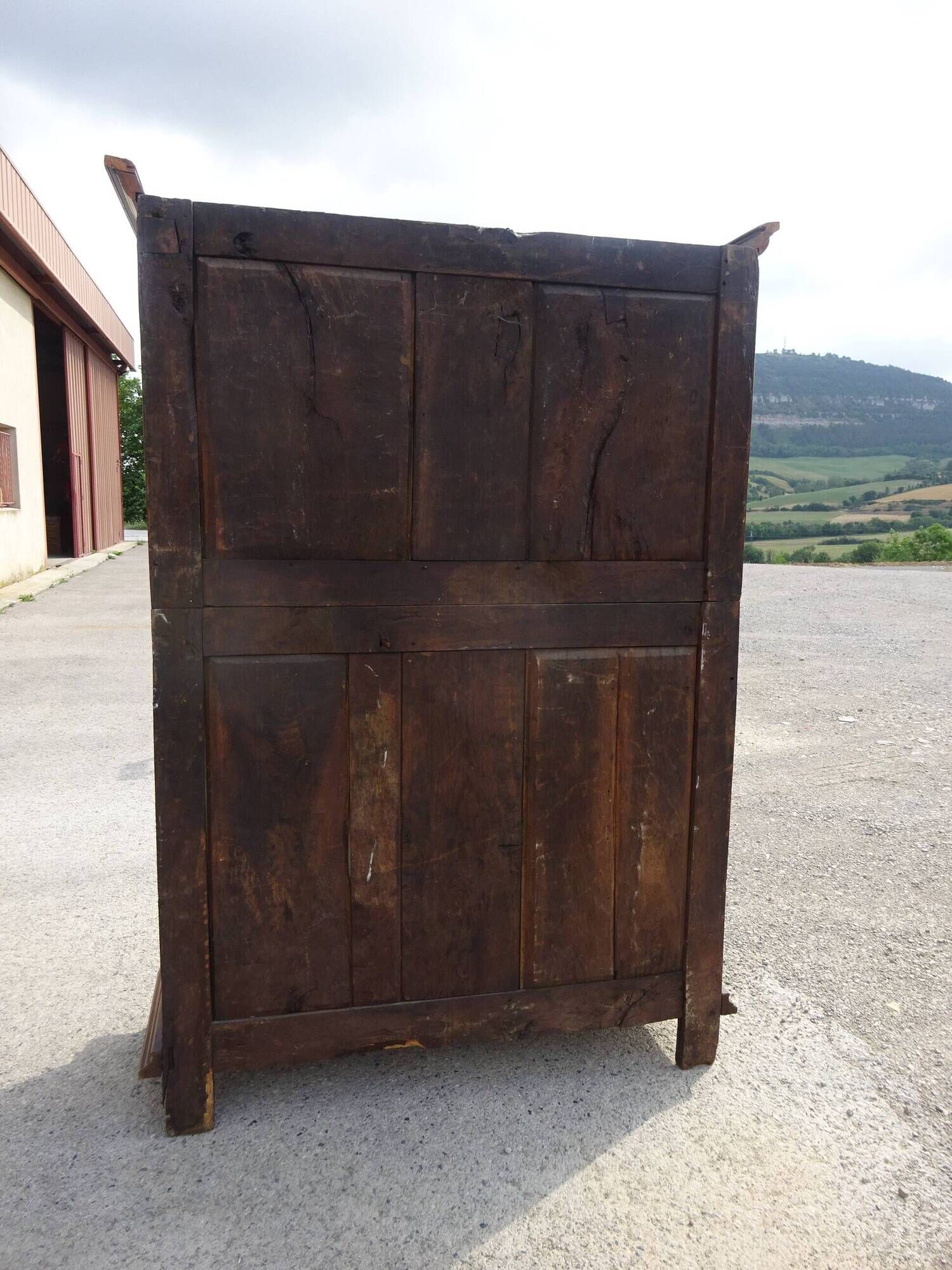 Ancienne armoire Louis XIII en noyer massif