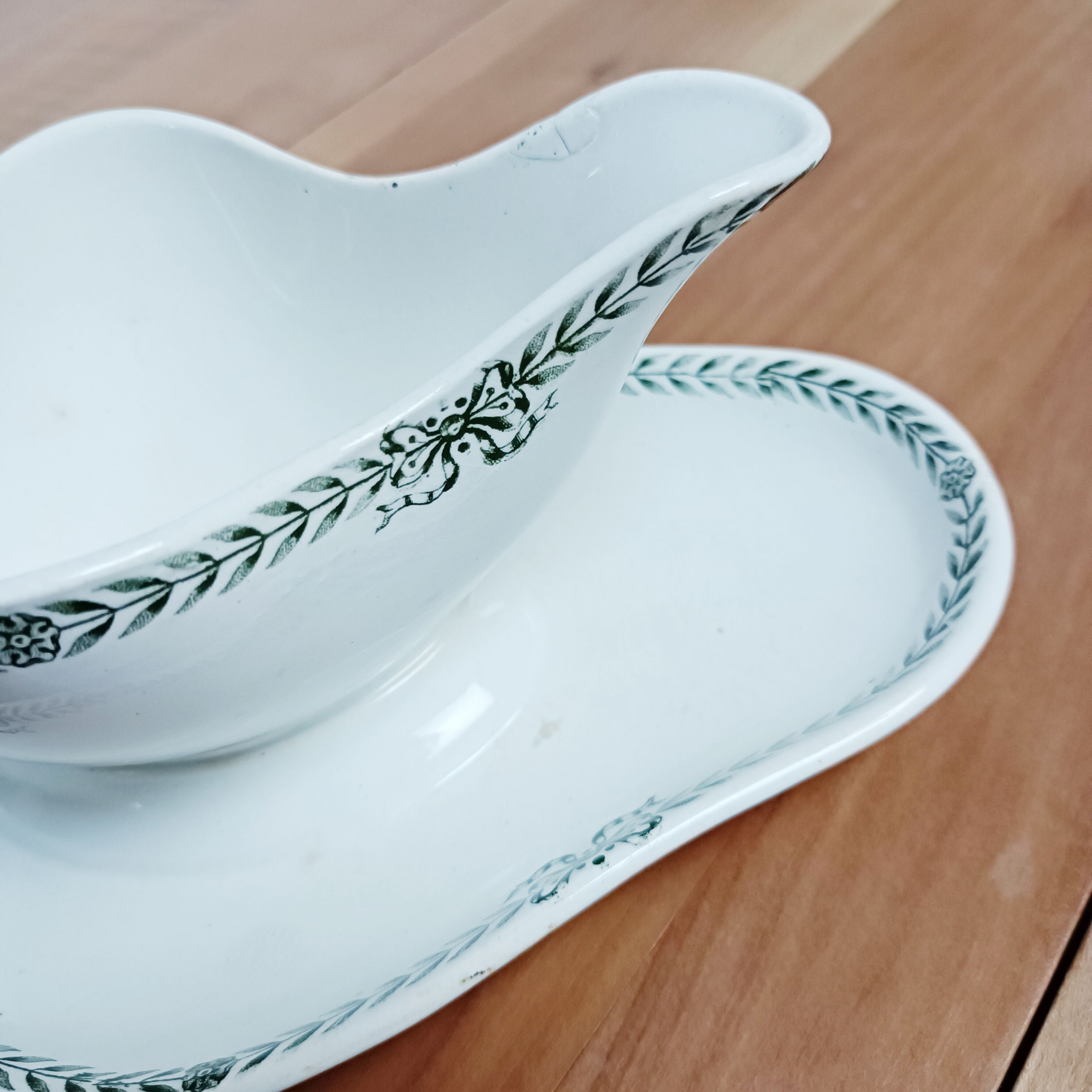 Iron earth sauce boat Amandinoise Victoire Company