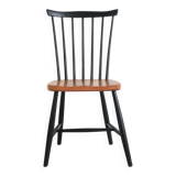 Spindle chair with black legs