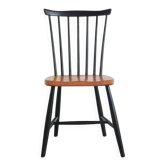 Spindle chair with black legs
