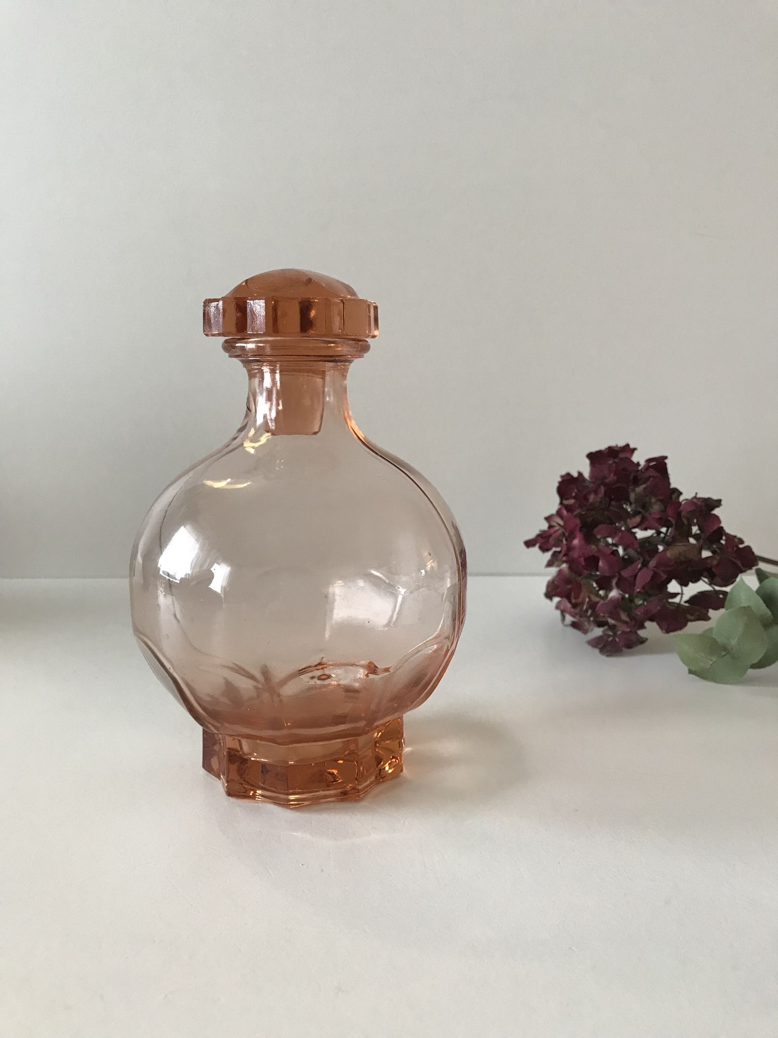 Carafe en verre rose