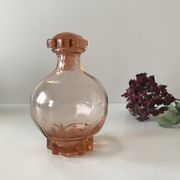 Carafe en verre rose