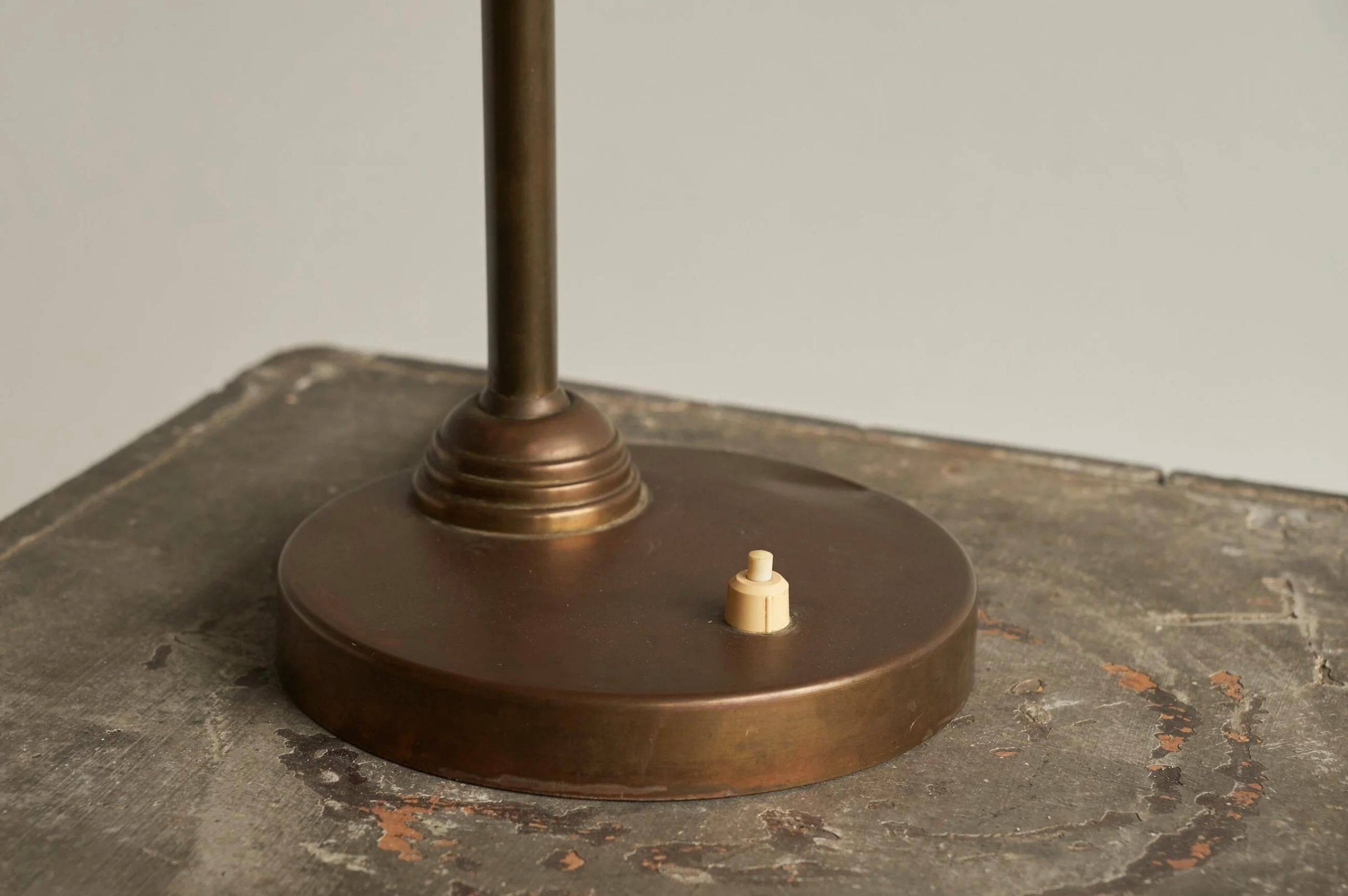 Art Deco table lamp in patinated brass from the 1930s.