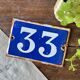 Plaque émaillée bleu "33"