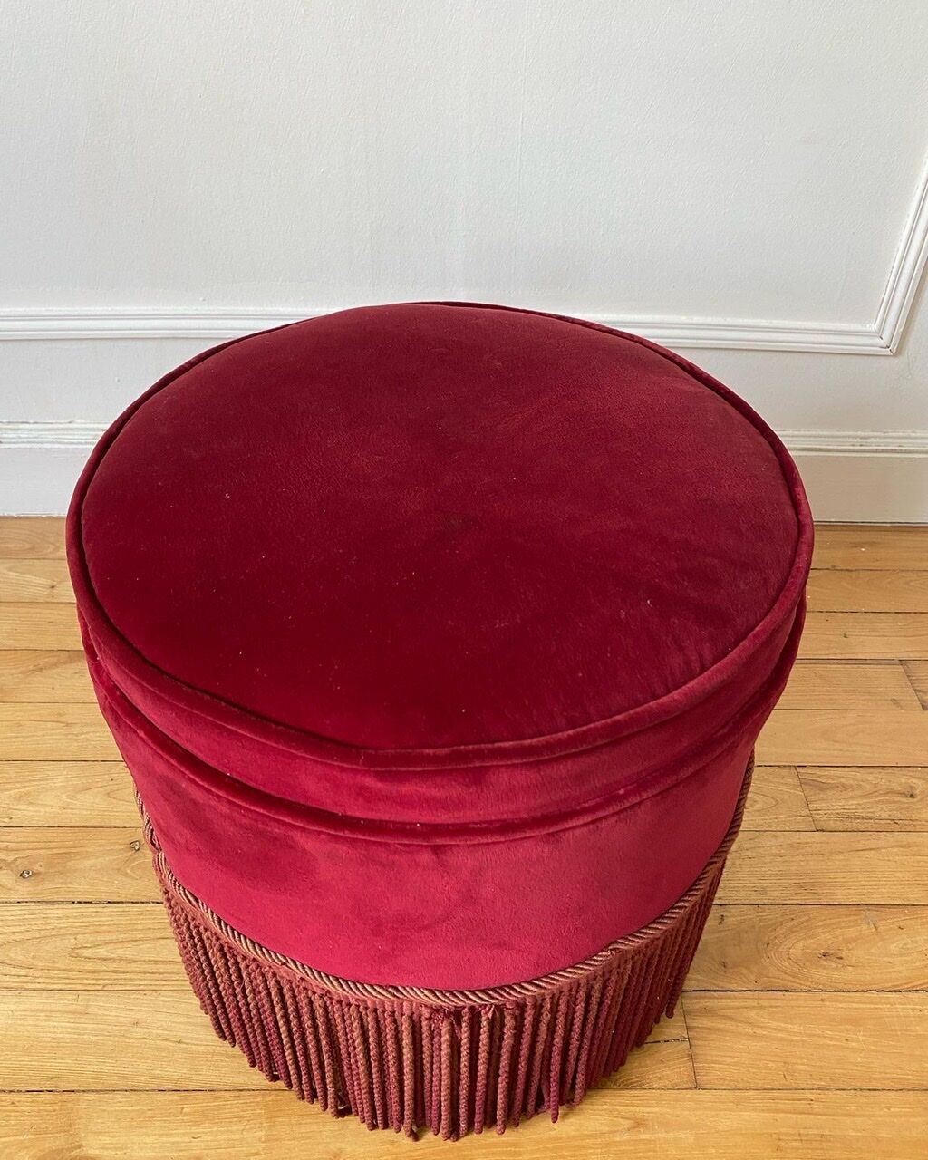 Pouf en velours rouge