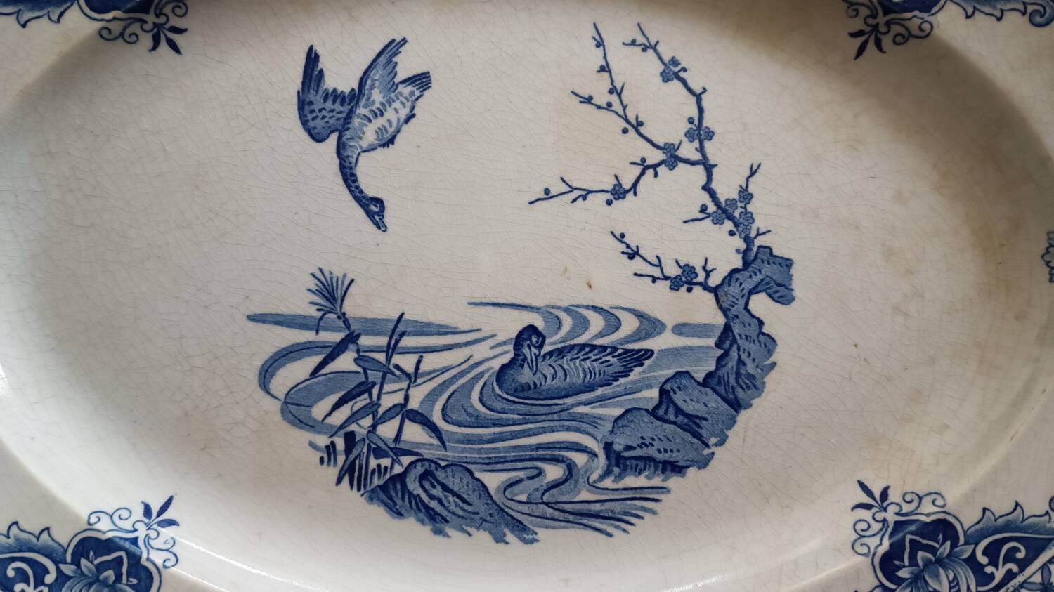 Oval dish in shades of blue in Gien earthenware