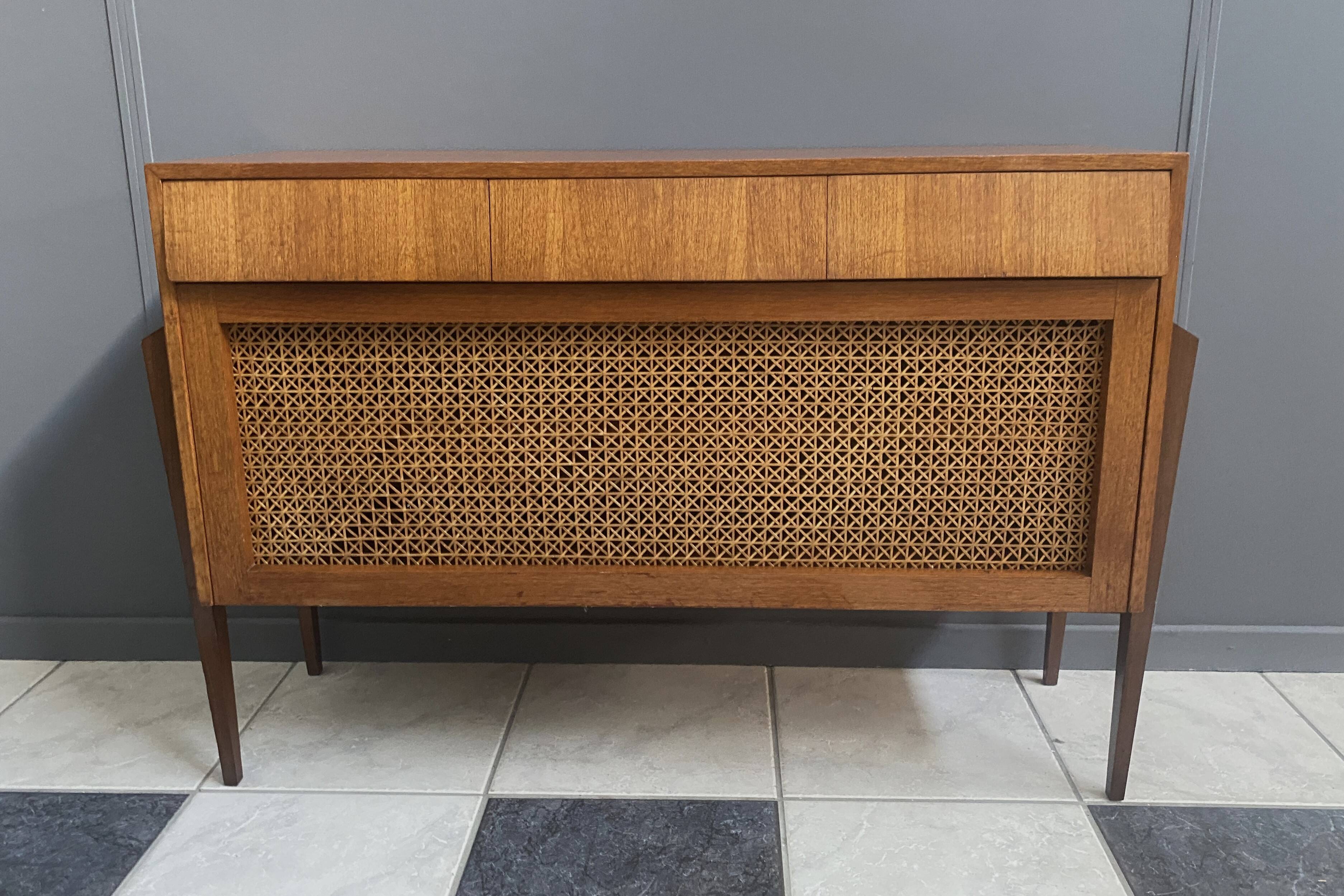 Petit buffet en teck avec façade sanglée, années 1960