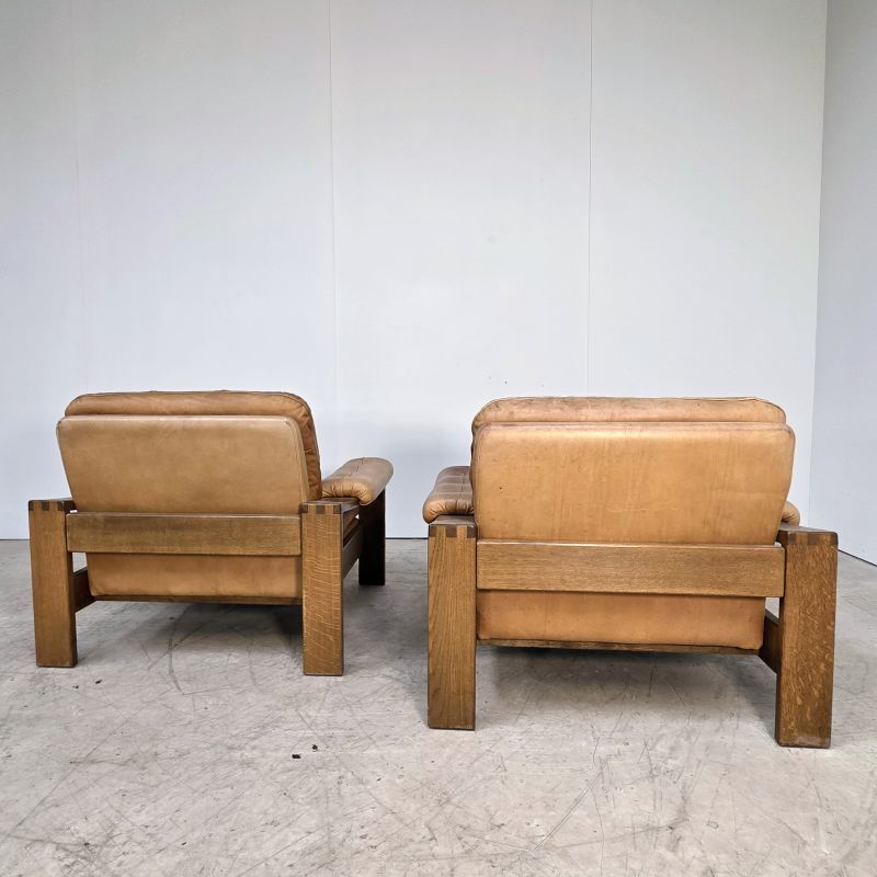 Joli salon composé d'une paire de fauteuils, d'un canapé en cuir havane et son ottoman