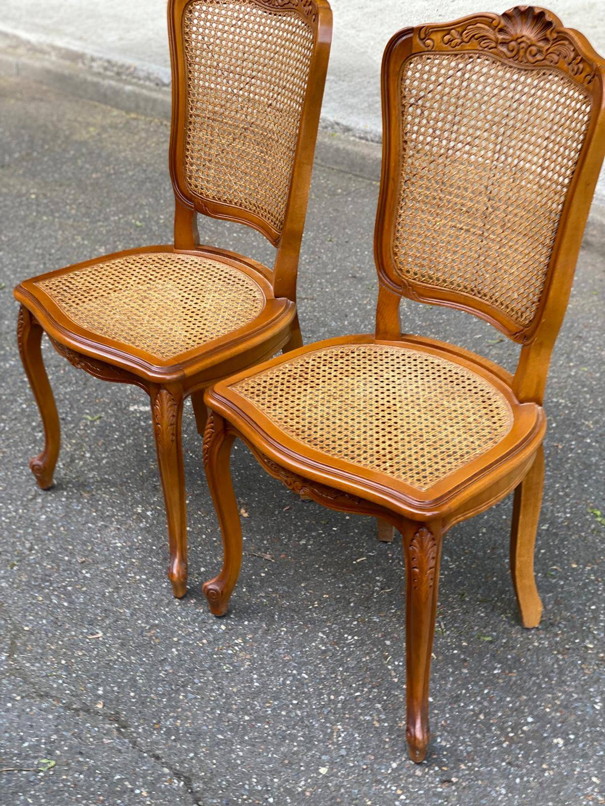 2 chaises cannées style Louis XV en bois massif des années 70