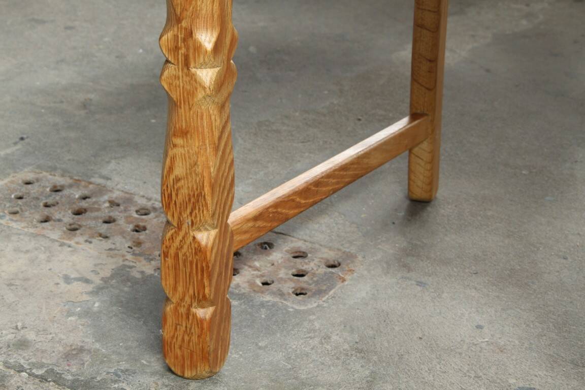 Ensemble de six chaises de salle à manger en chêne vintage danois, style Henning Kjærnulf, années 1960.