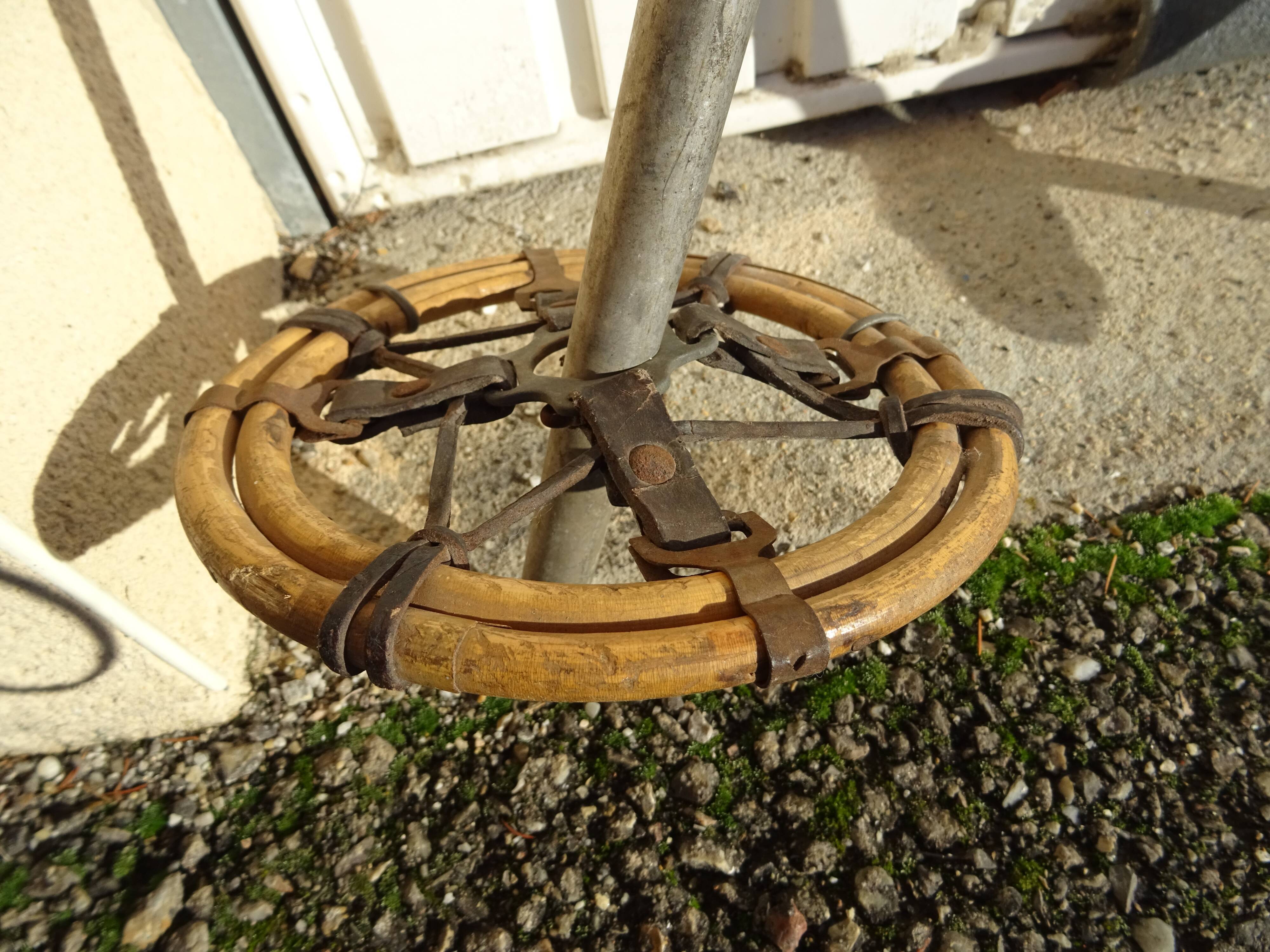 Paire de bâtons de ski ancien cuir et roseau