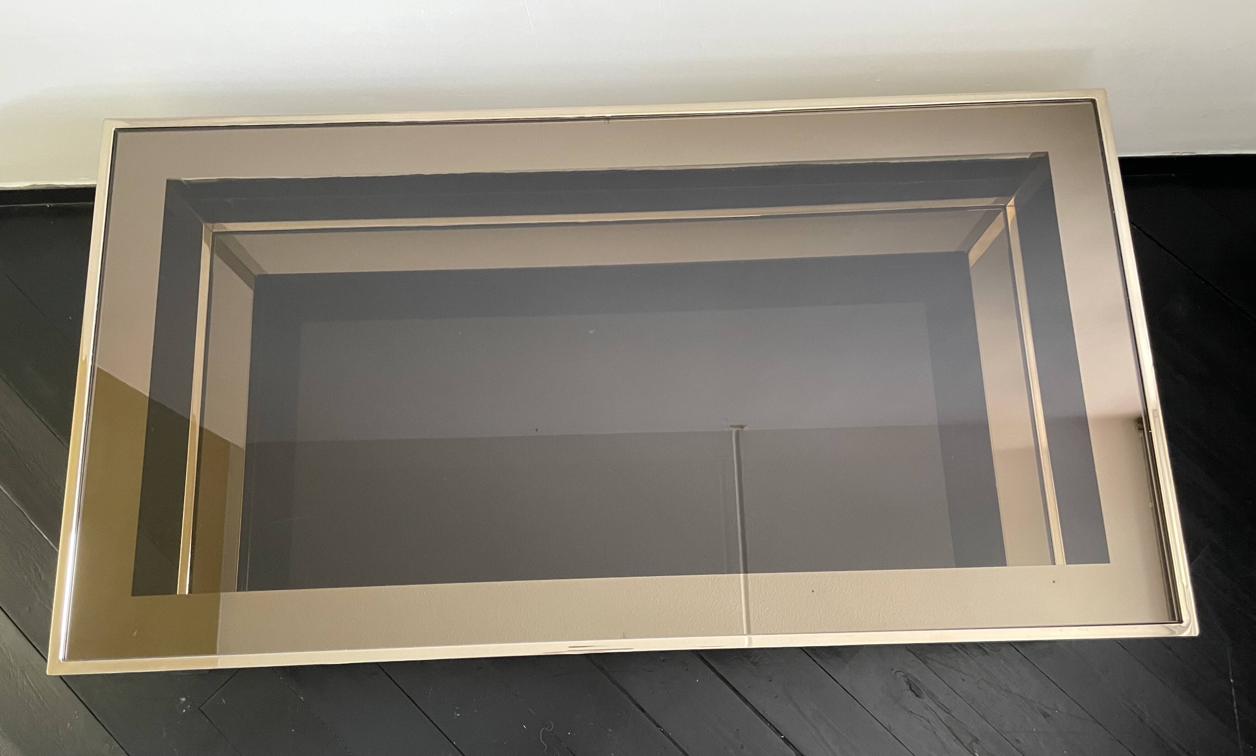 Table basse en verre fumé plaqué or 24 carats, sélection Dewulf par Belgo Chrom.
