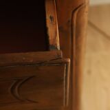 Commode galbée en noyer Louis XV - Transition