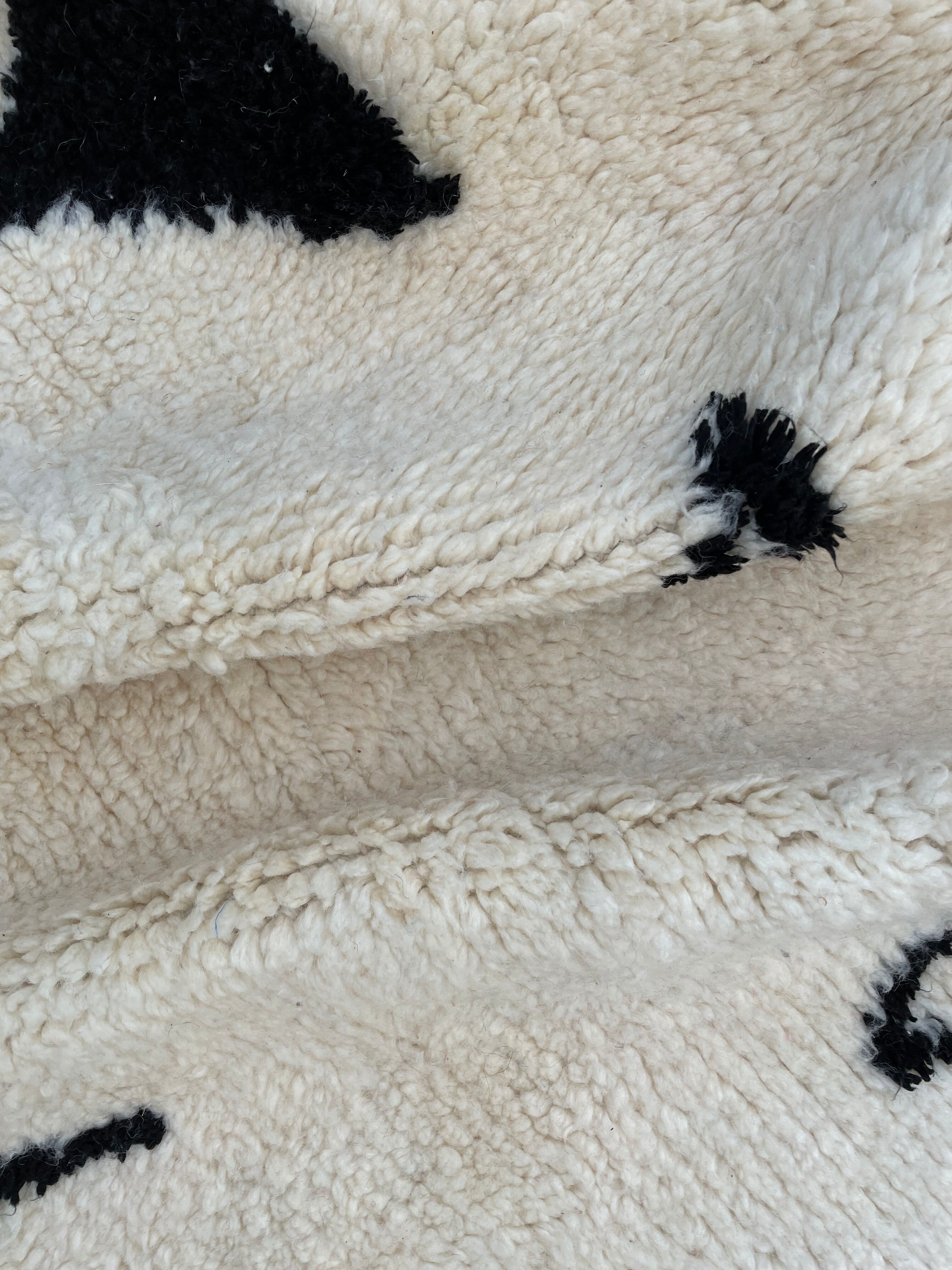 Tapis berbere blanc et noir moderne beni ouarain 200x300 cm