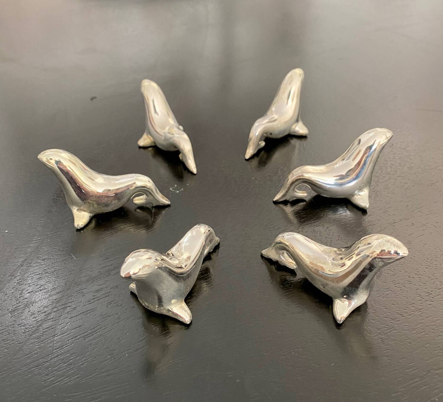 6 dolphin-shaped knife holders in silver-colored metal