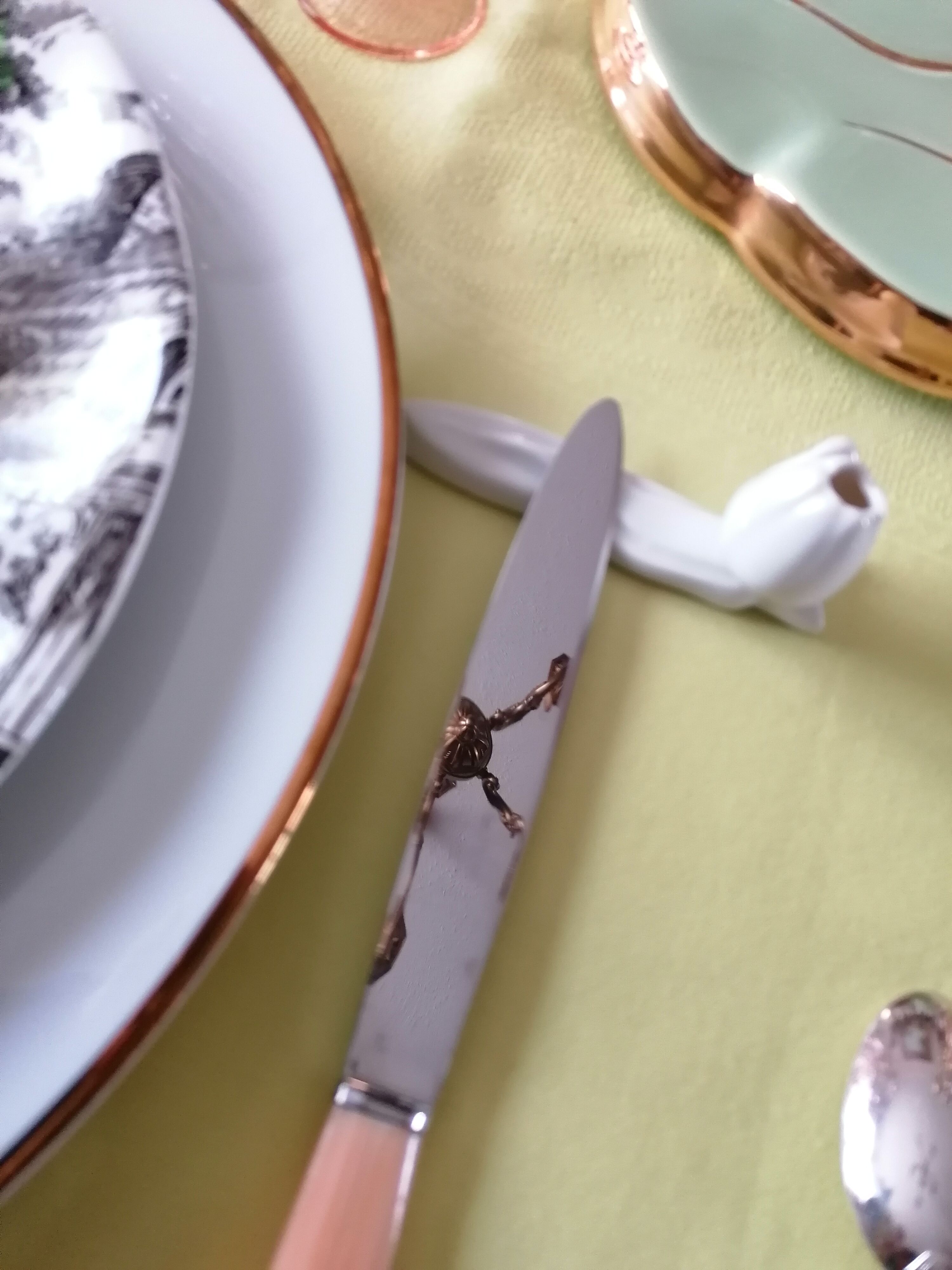 6 white porcelain knife holders