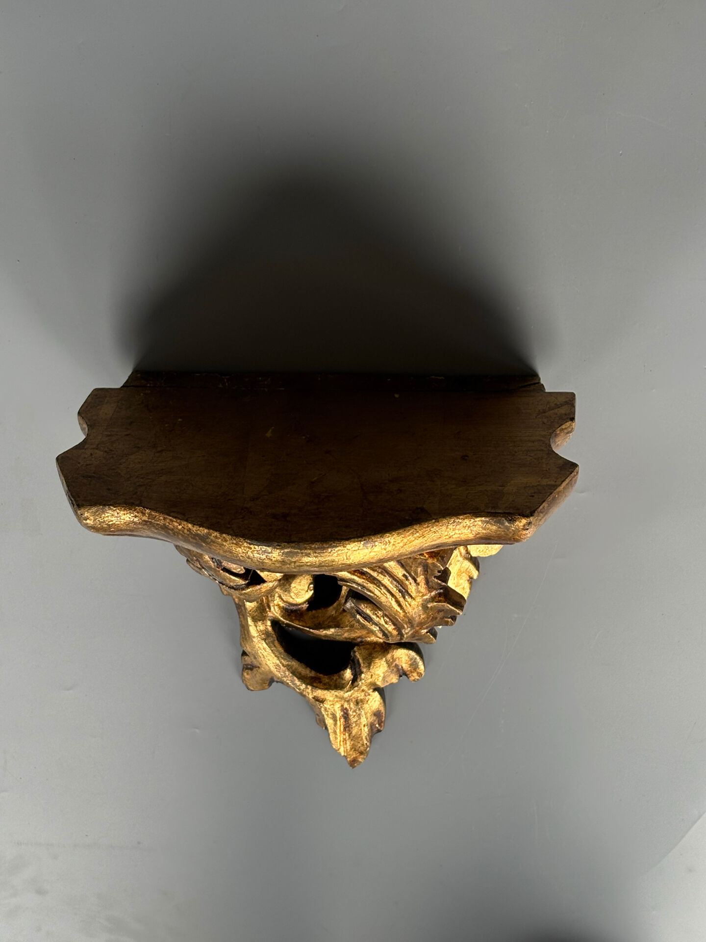 Petite console d’applique en bois sculpté et doré style Louis XV