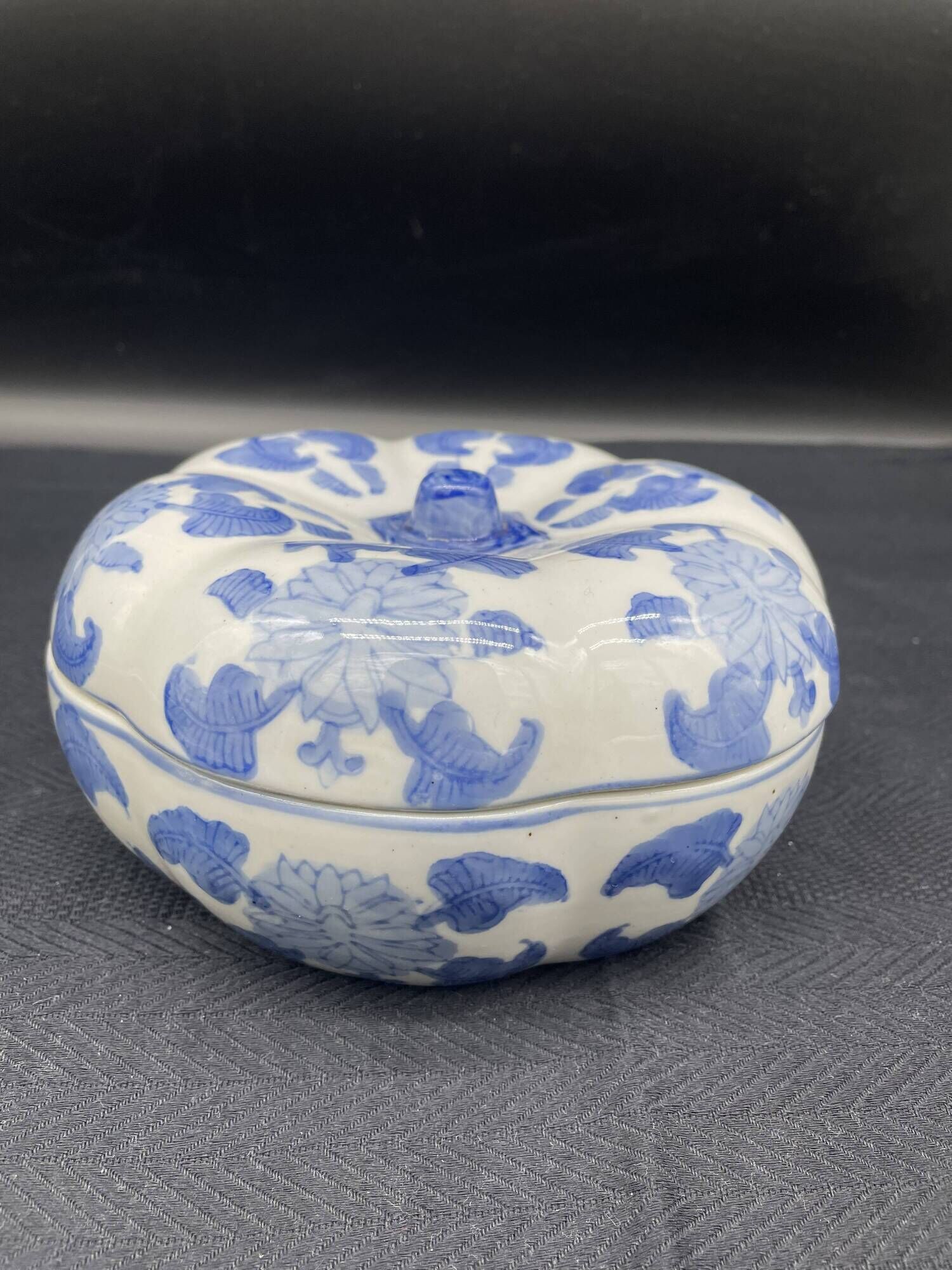 Chinese covered pot, box, jewelry box, pumpkin, white porcelain, China blue plant decor