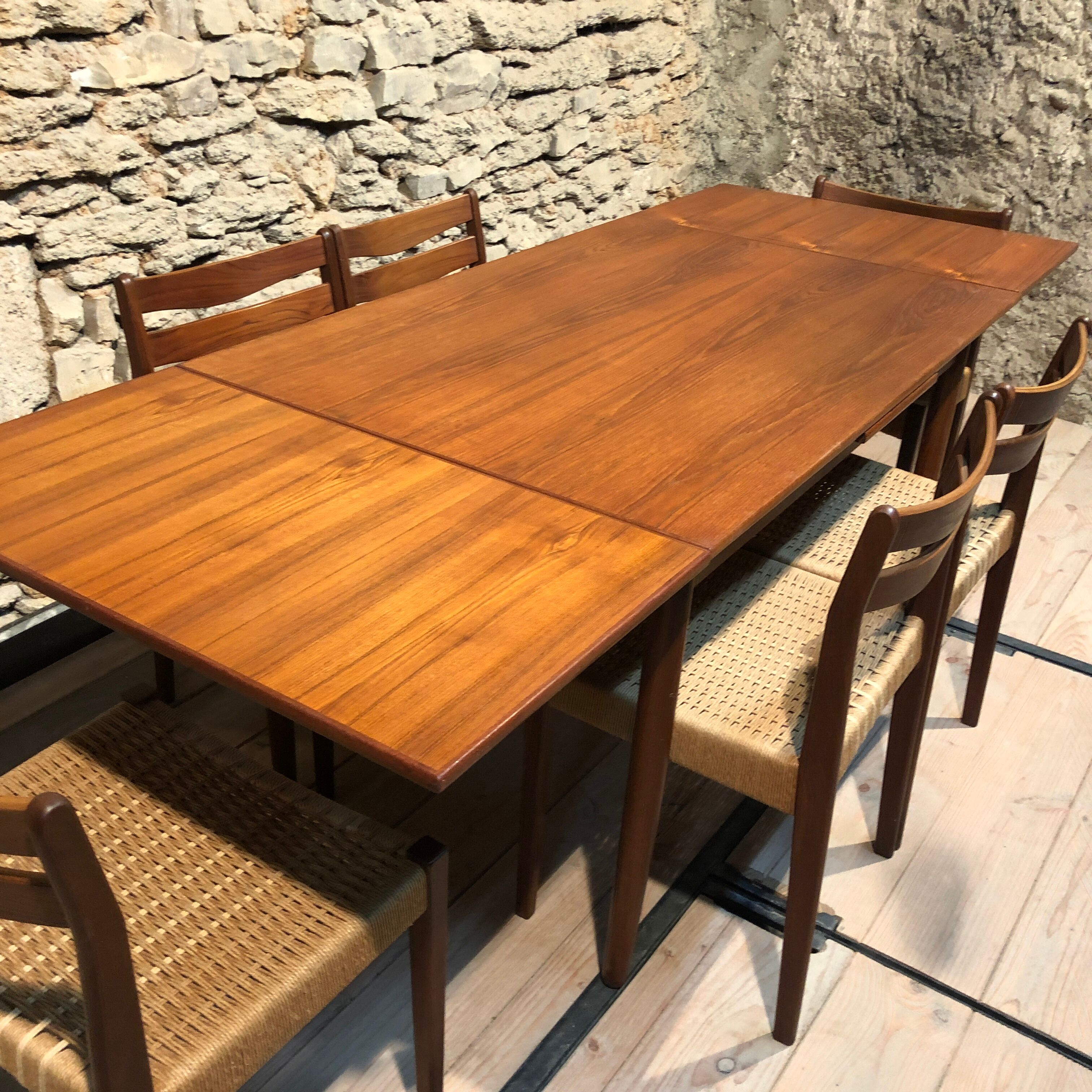 Table vintage scandinave en teck avec deux rallonges