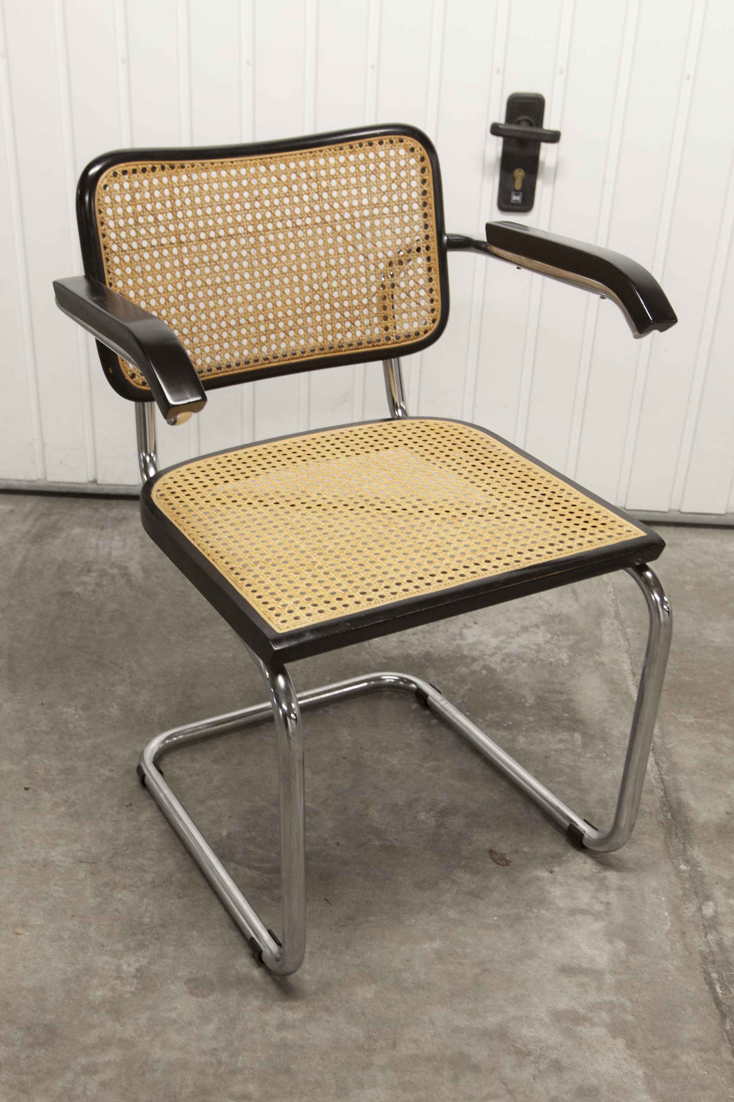 Fauteuil b64 Breuer noir cannage accoudoirs et tampons neufs