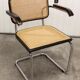 Fauteuil b64 Breuer noir cannage accoudoirs et tampons neufs