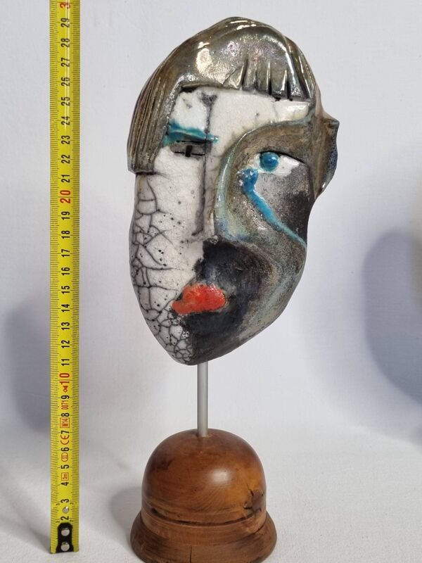 Sculpture contemporaine, masque en céramique raku sur socle en bois, signé