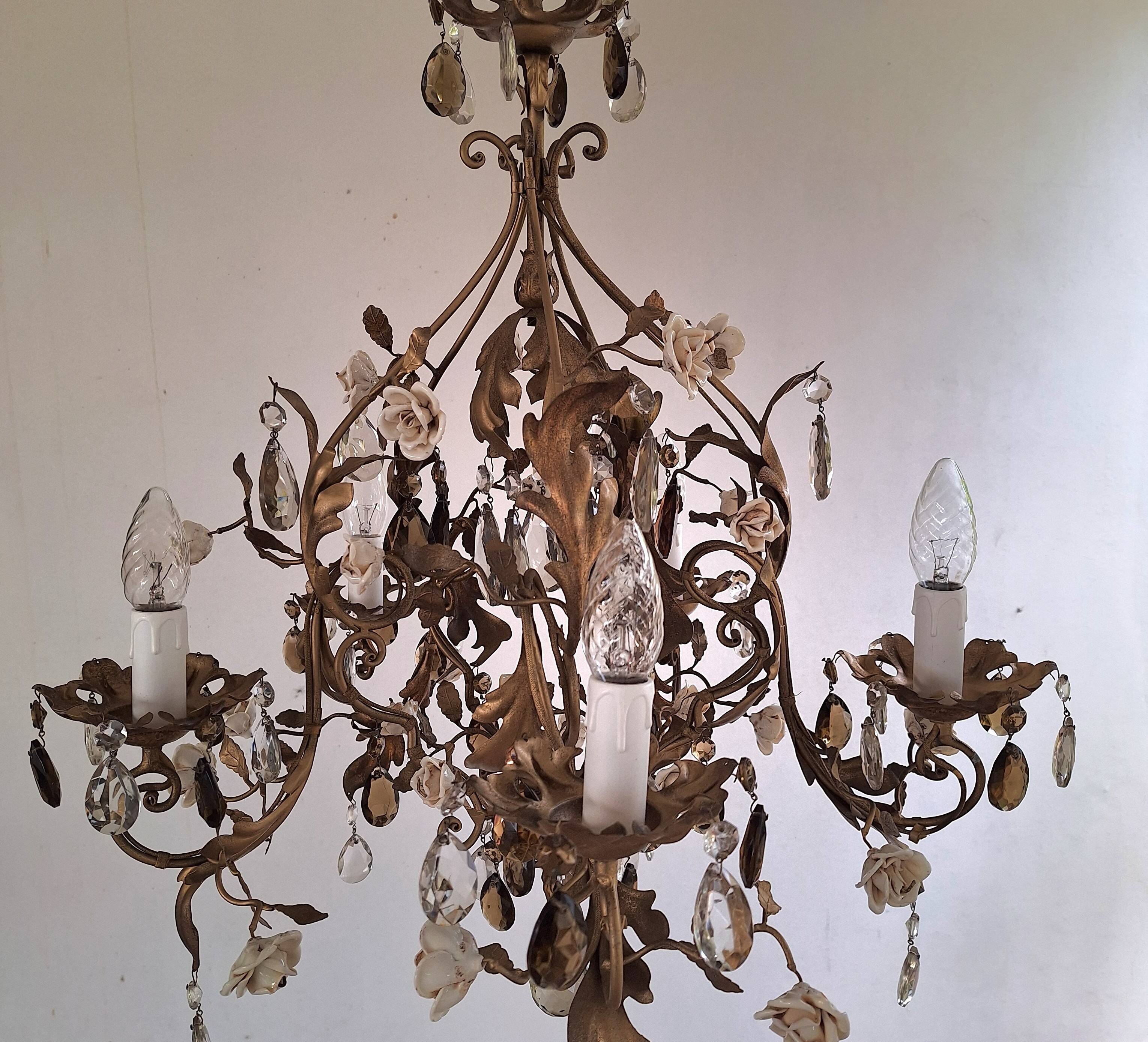 Lustre italien antique à 5 bras, roses en céramique et gouttes de cristal *ROMANCE*
