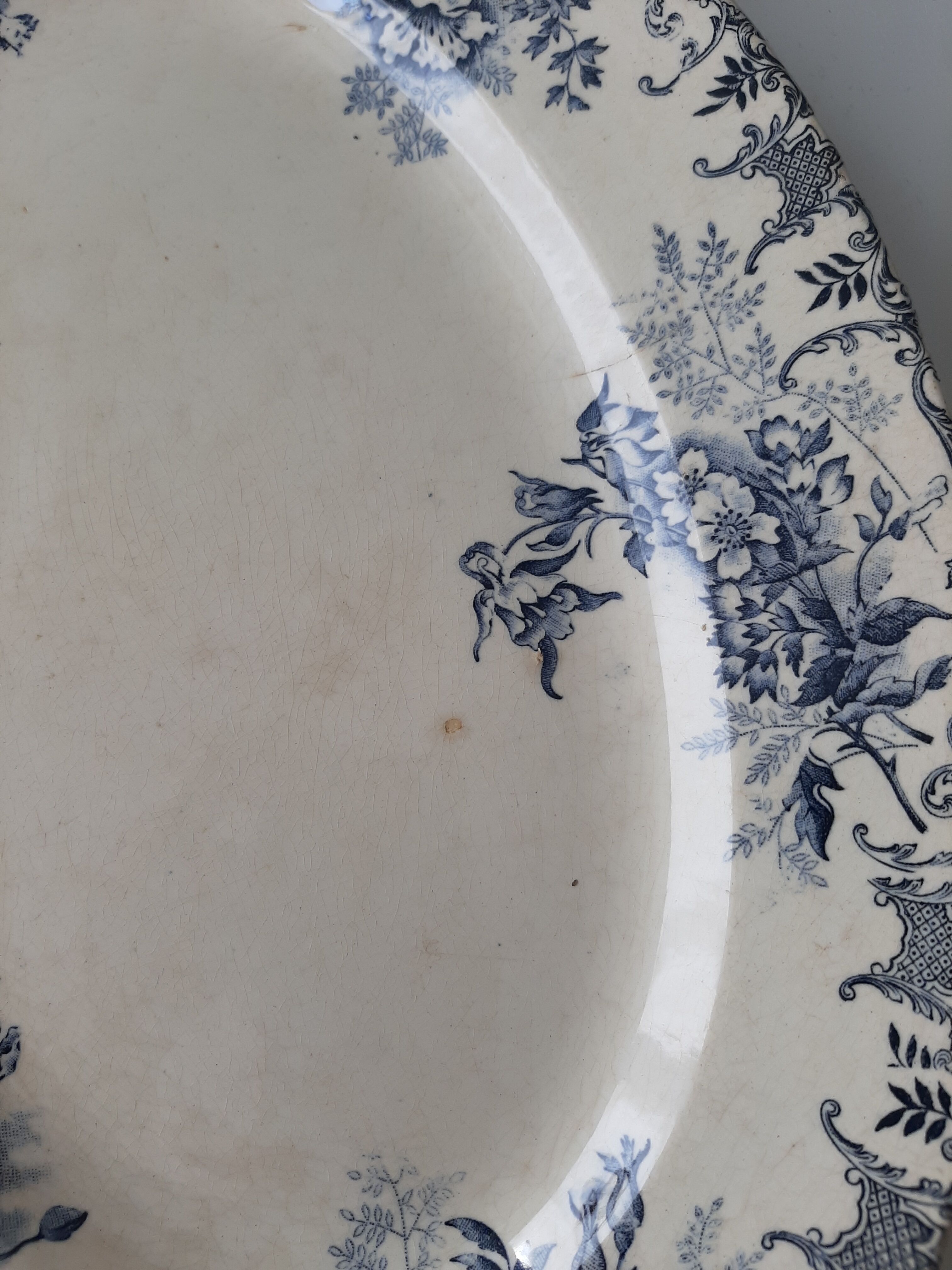 Oval dish in iron earth