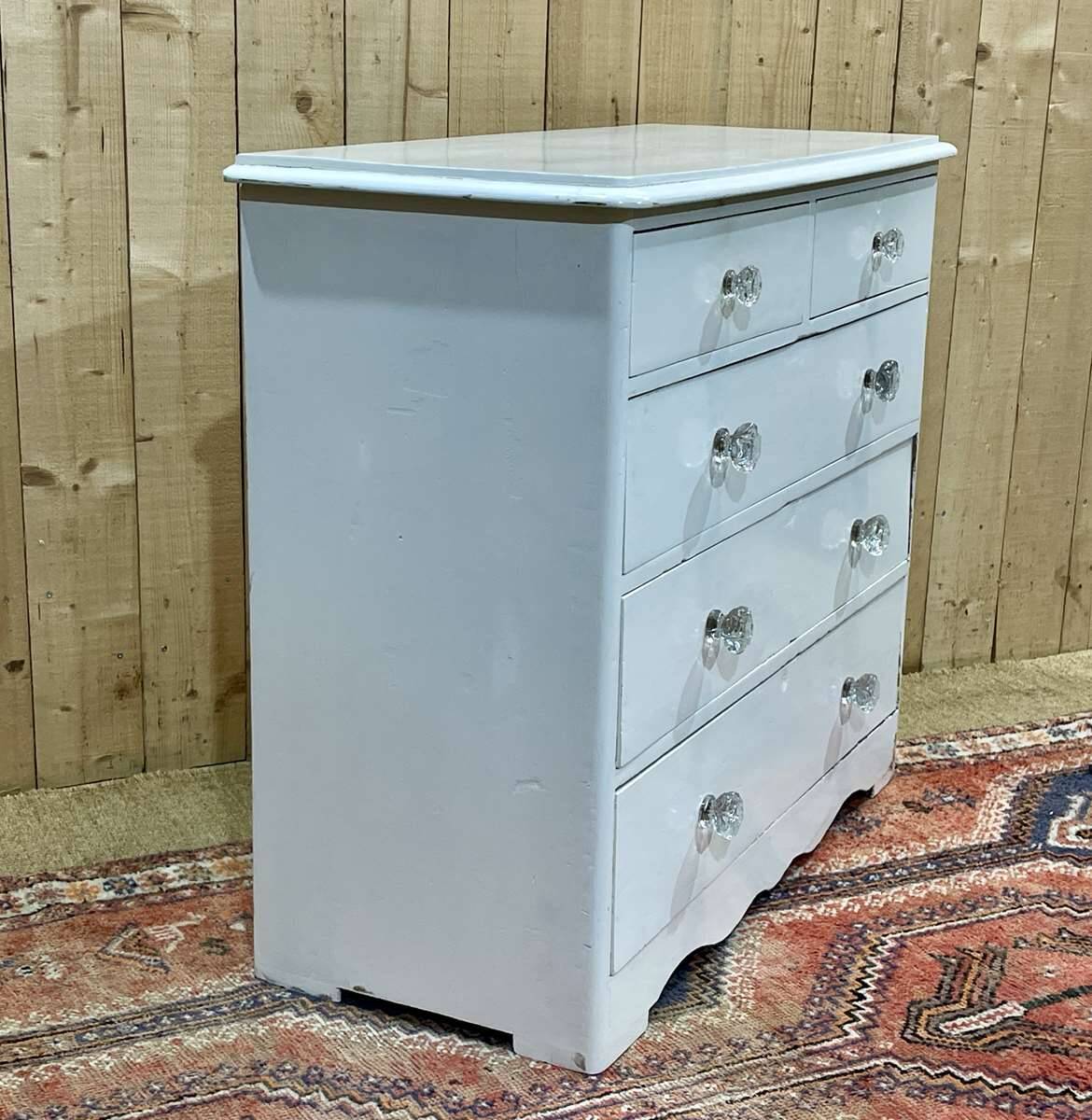 Commode anglaise peinte en sapin avec ses boutons en verre, XIXème