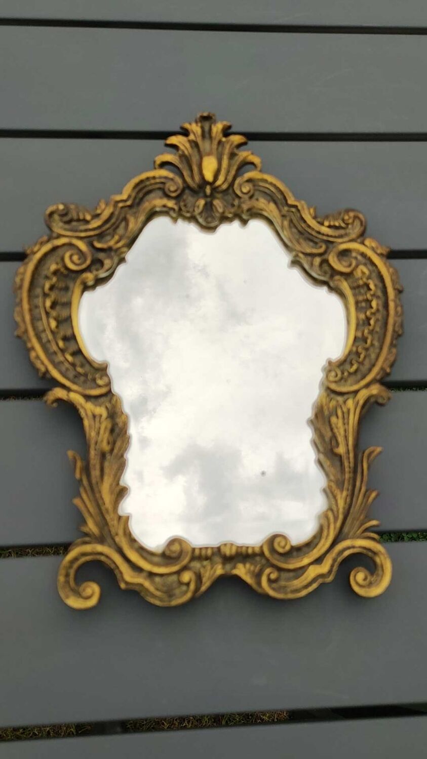 Victorian style table mirror. Decor Rinceaux, curved foot. In bronze patina old gold. 27 x 20 cm