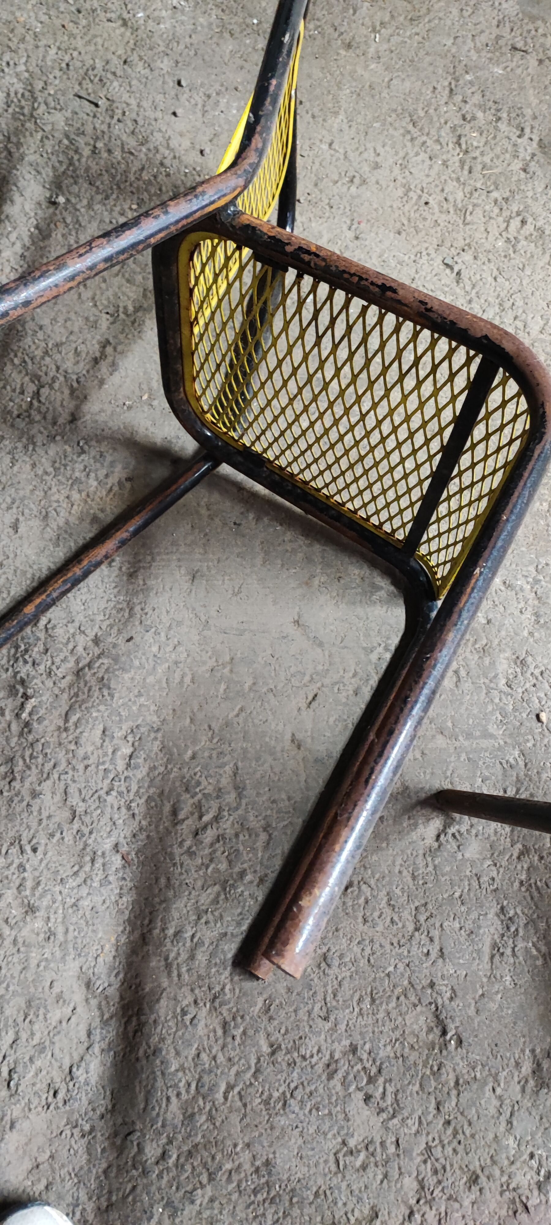 Six chaises en métal perforé seducta René Malaval