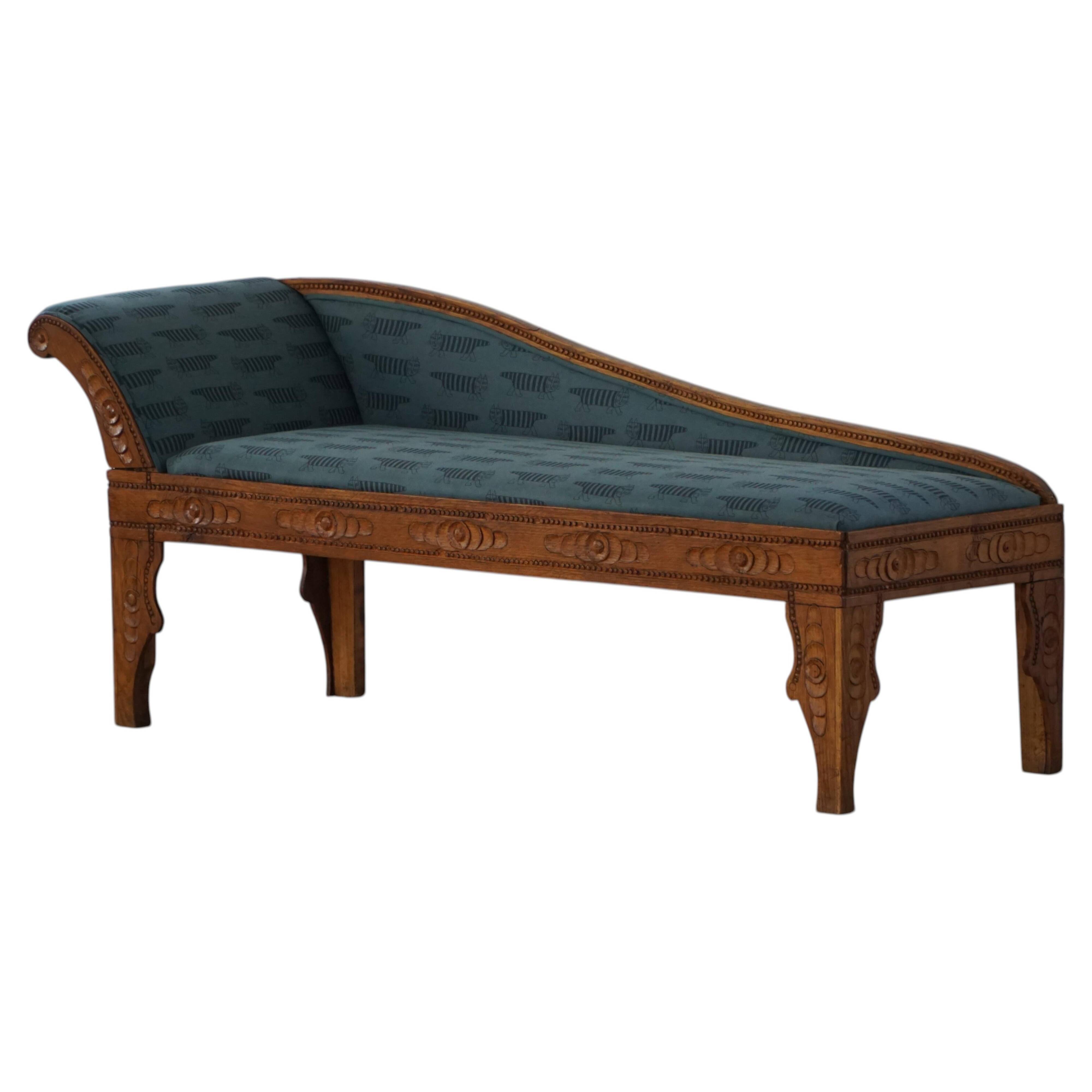 Danish Art Nouveau chaise longue in oak and "Mikey" upholstery by Lisa Larson, 1920s.