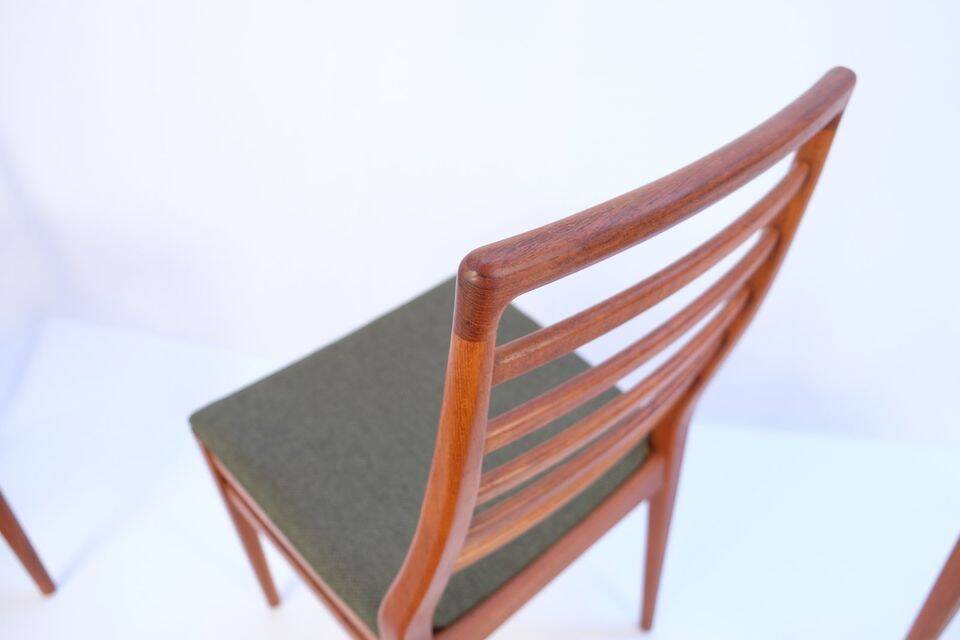 1960s-70s style chairs (4 pieces) in teak, retro vintage style.