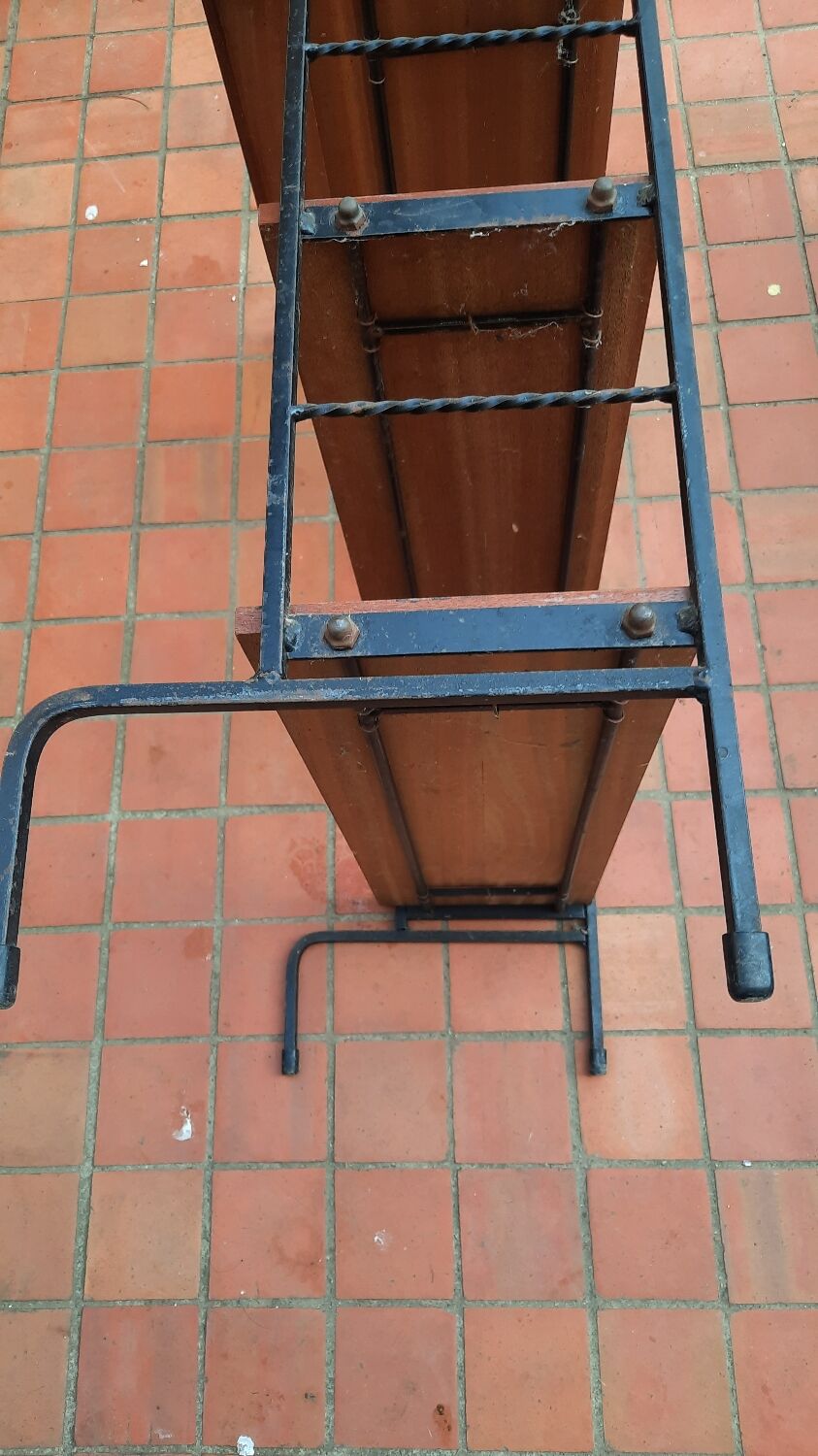 Shelf on foot