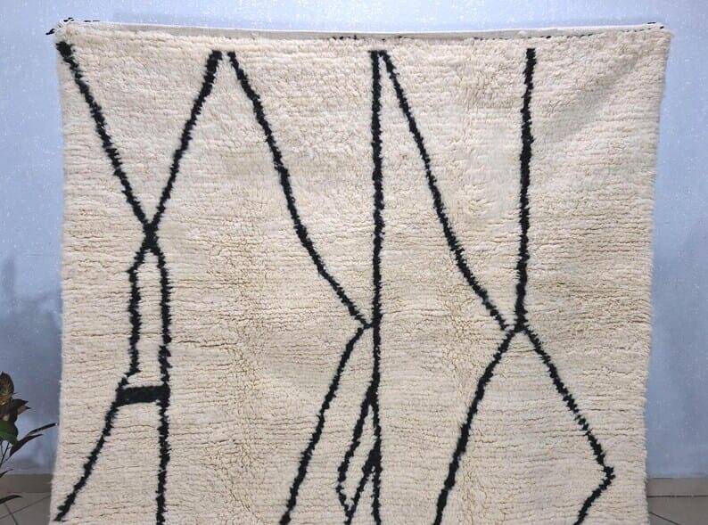 Handmade Moroccan rug from Oued Zam, size 160 x 240 cm.