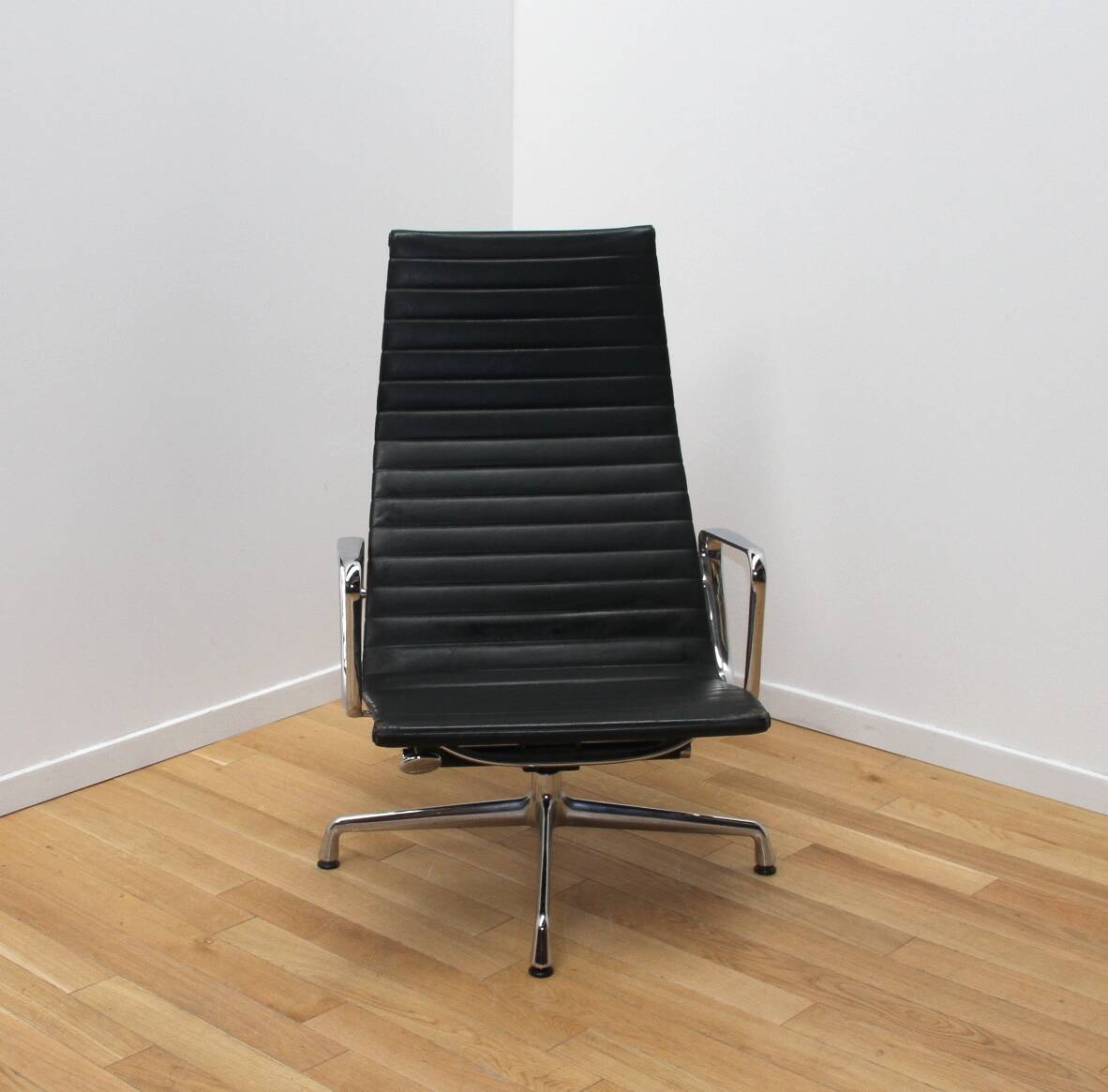 EA124 office chair, Charles & Ray Eames