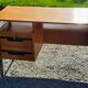 Bureau vintage en chêne blond piètement en bois noirci des années 50