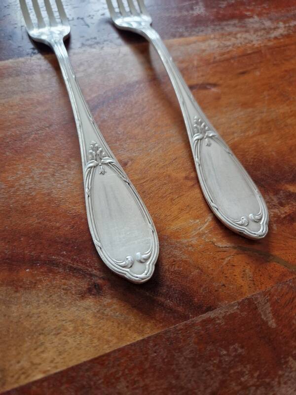 Orbrille - 2 table forks in the crossed ribbons model - in silver-plated metal