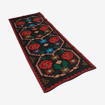 Vintage floral rug in hand-woven wool in Romania. 70 x 187 cm