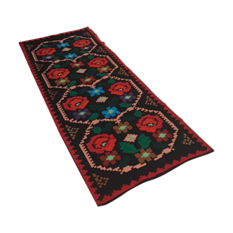 Tapis floral vintage en laine tissé à la main en Roumanie. 70 x 187 cm