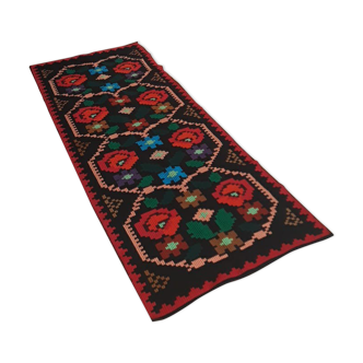 Vintage floral rug in hand-woven wool in Romania. 70 x 187 cm